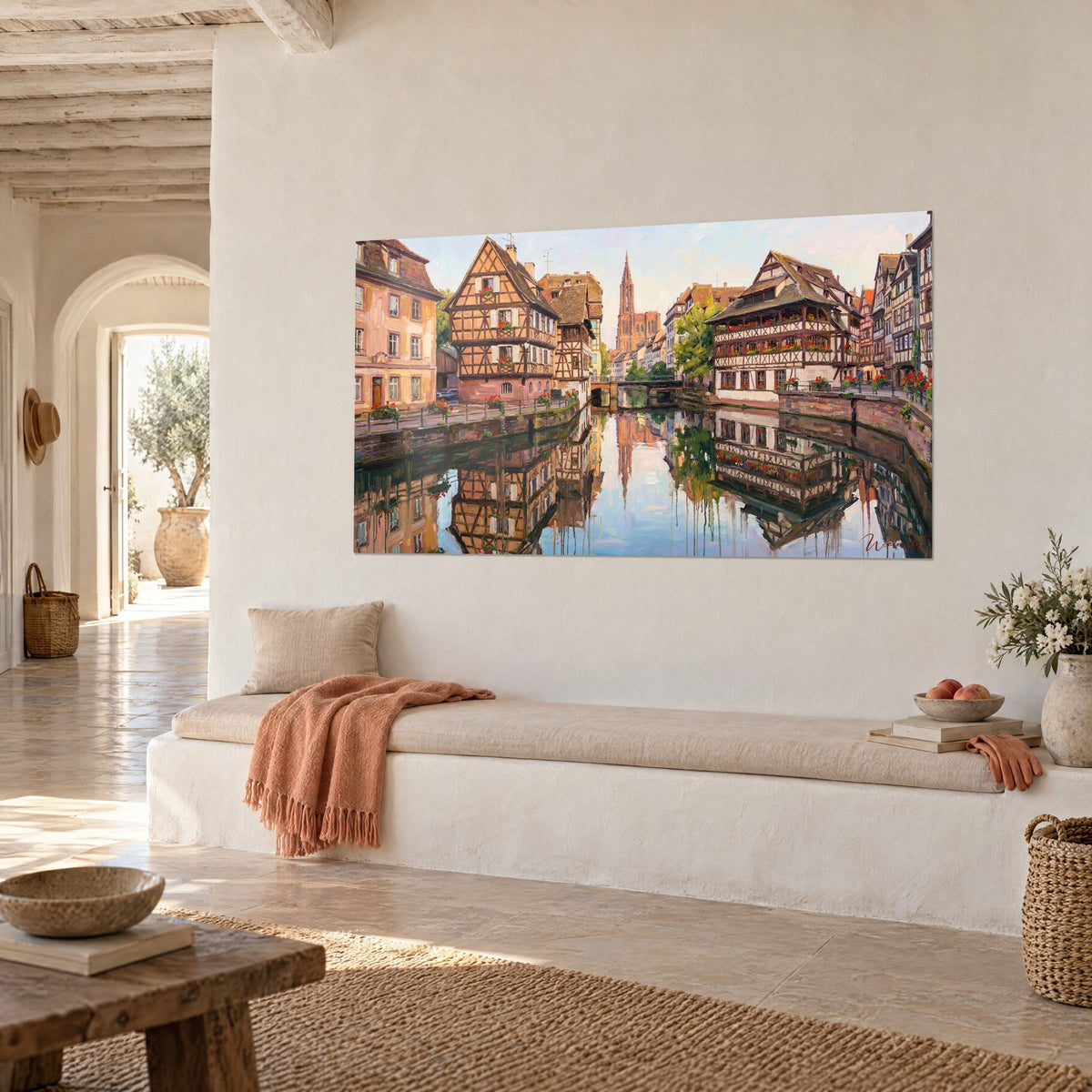 Gemälde Kanal der Petite France, gesäumt von roten Geranien, ockerfarbene Fassaden und flieder Himmel, dreiviertel Ansicht an einer cremefarbenen Wand
