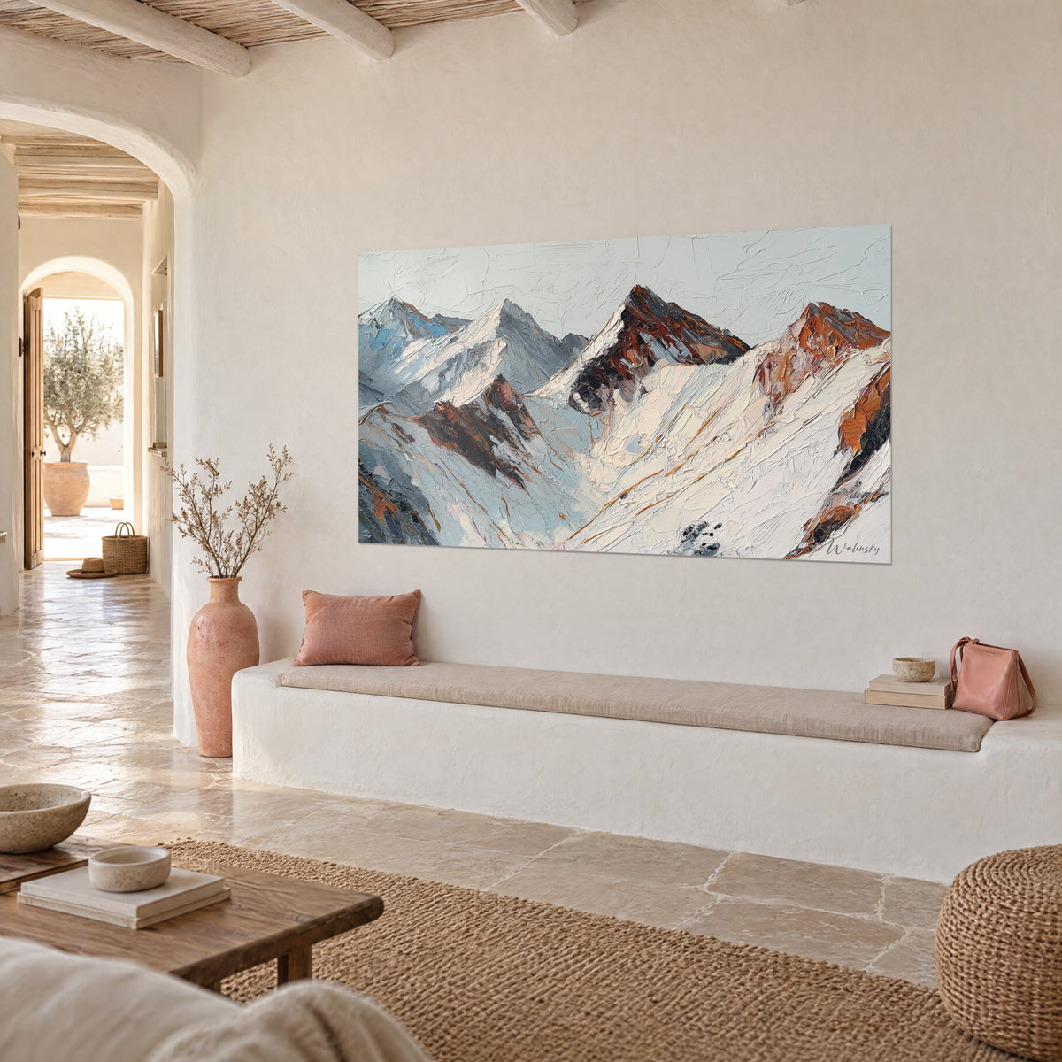 Tableau massif enneigé en pâte épaisse, rocs brun cuivré et ombres bleu glacier, mur crème d'une maison méditerranéenne