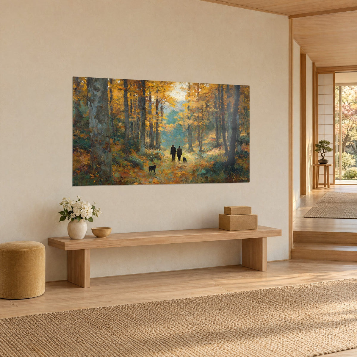 Quadro sottobosco autunnale a olio, tronchi grigi e foglie zafferano, parete color crema, panca in legno, vista di tre quarti