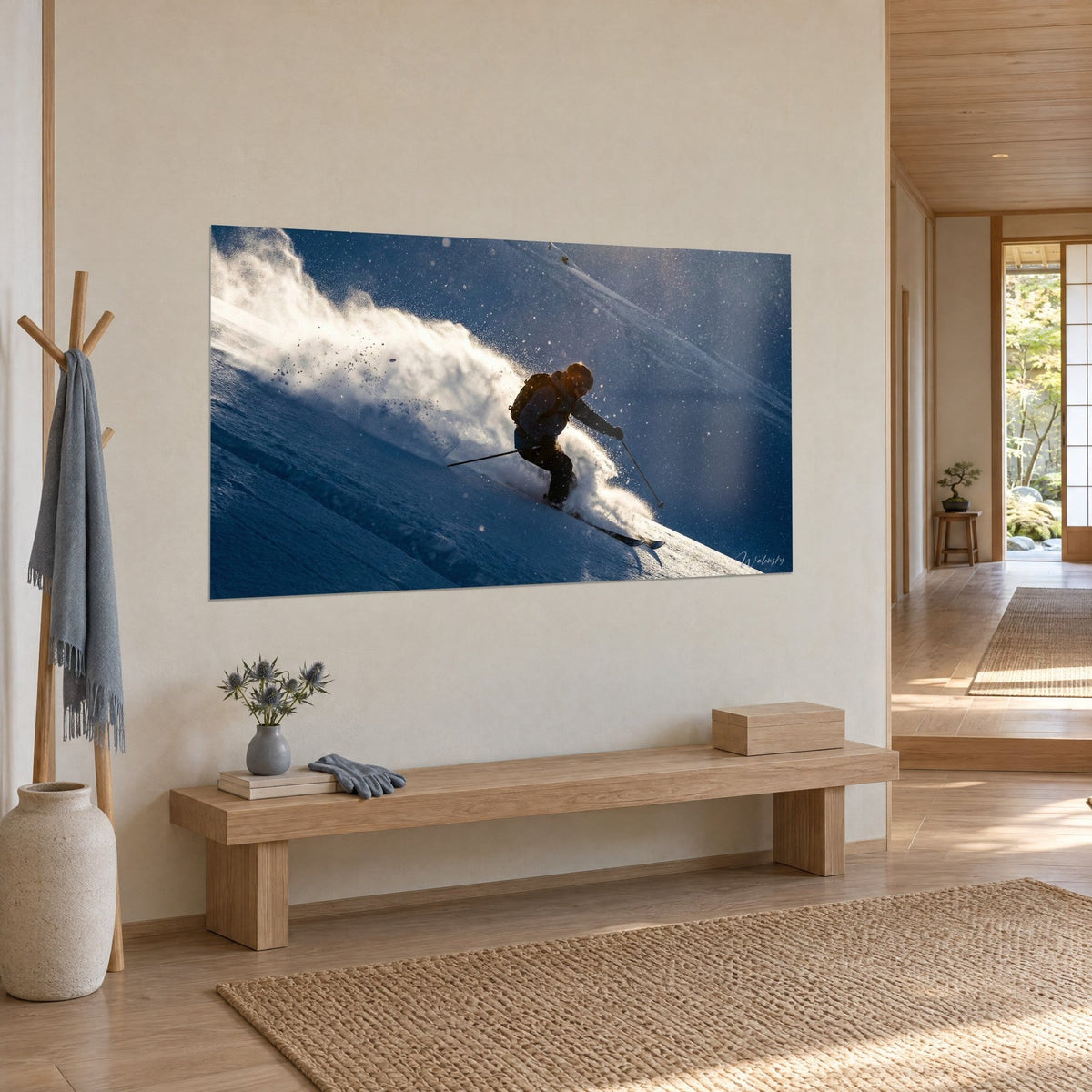Quadro discesa fuori pista al crepuscolo, nuvola di neve avorio su un pendio blu navy, appeso accanto a una panca in legno chiaro