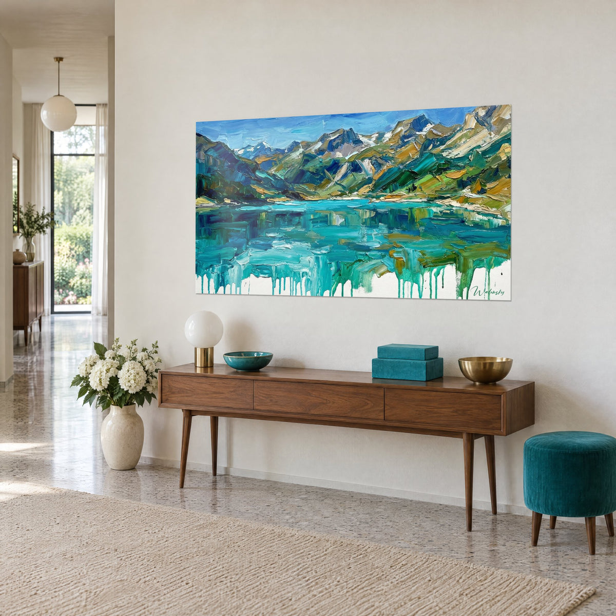 Tableau cimes savoyardes en pâte épaisse, bleu cobalt et vert émeraude, vu de trois quarts sur un mur blanc au-dessus d'un buffet en bois