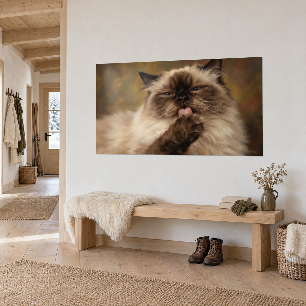 Πίνακας περσική γάτα που γλείφει την πατούσα της, σοκολατί τρίχωμα, χρυσοκίτρινο φόντο, κρεμασμένος σε λευκό τοίχο πάνω από ξύλινο παγκάκι