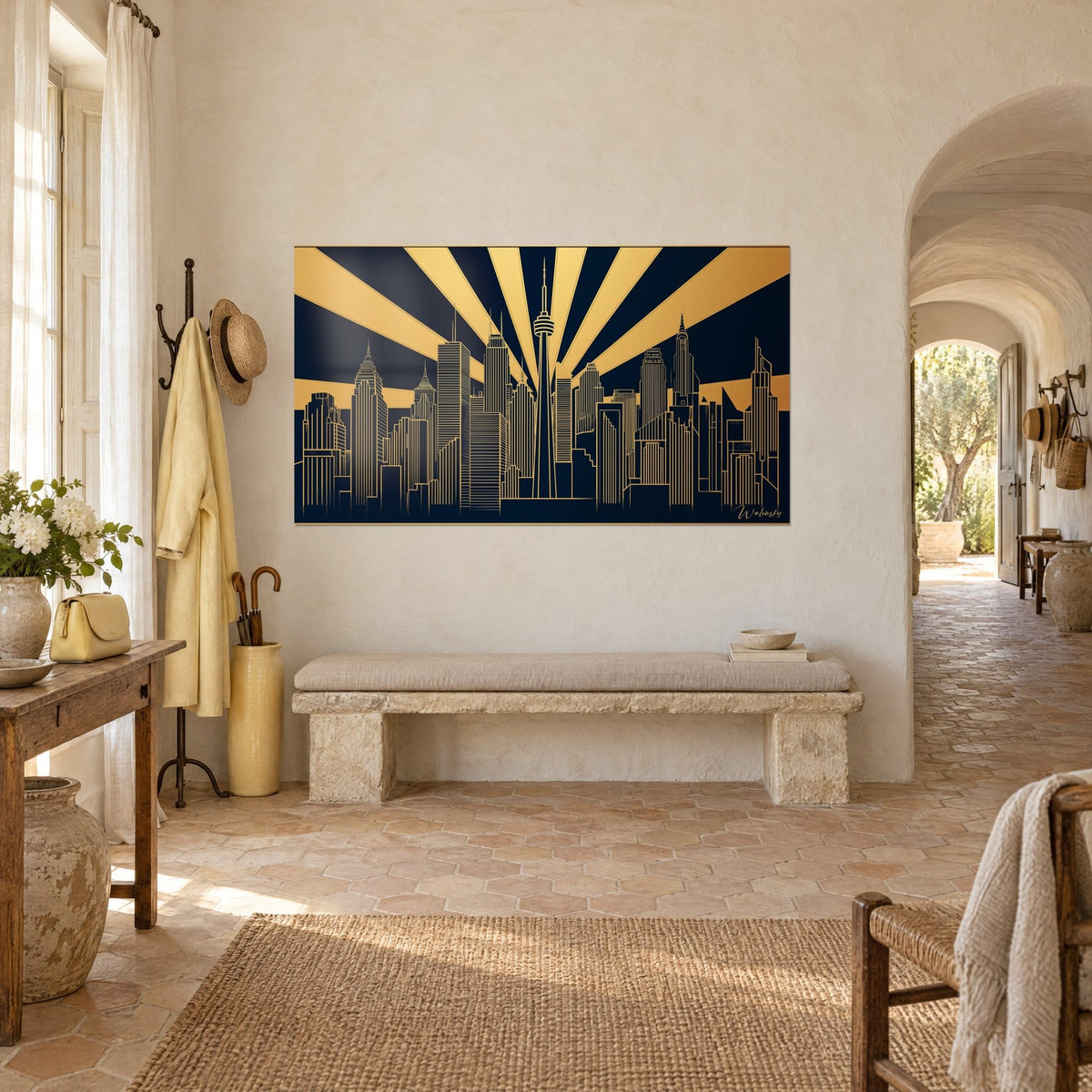 Πίνακας ορίζοντας Art Deco, κεντρικός πύργος περικυκλωμένος από χρυσές ακτίνες σε ναυτικό μπλε φόντο, κρεμασμένος στον μπεζ τοίχο ενός θολωτού διαδρόμου