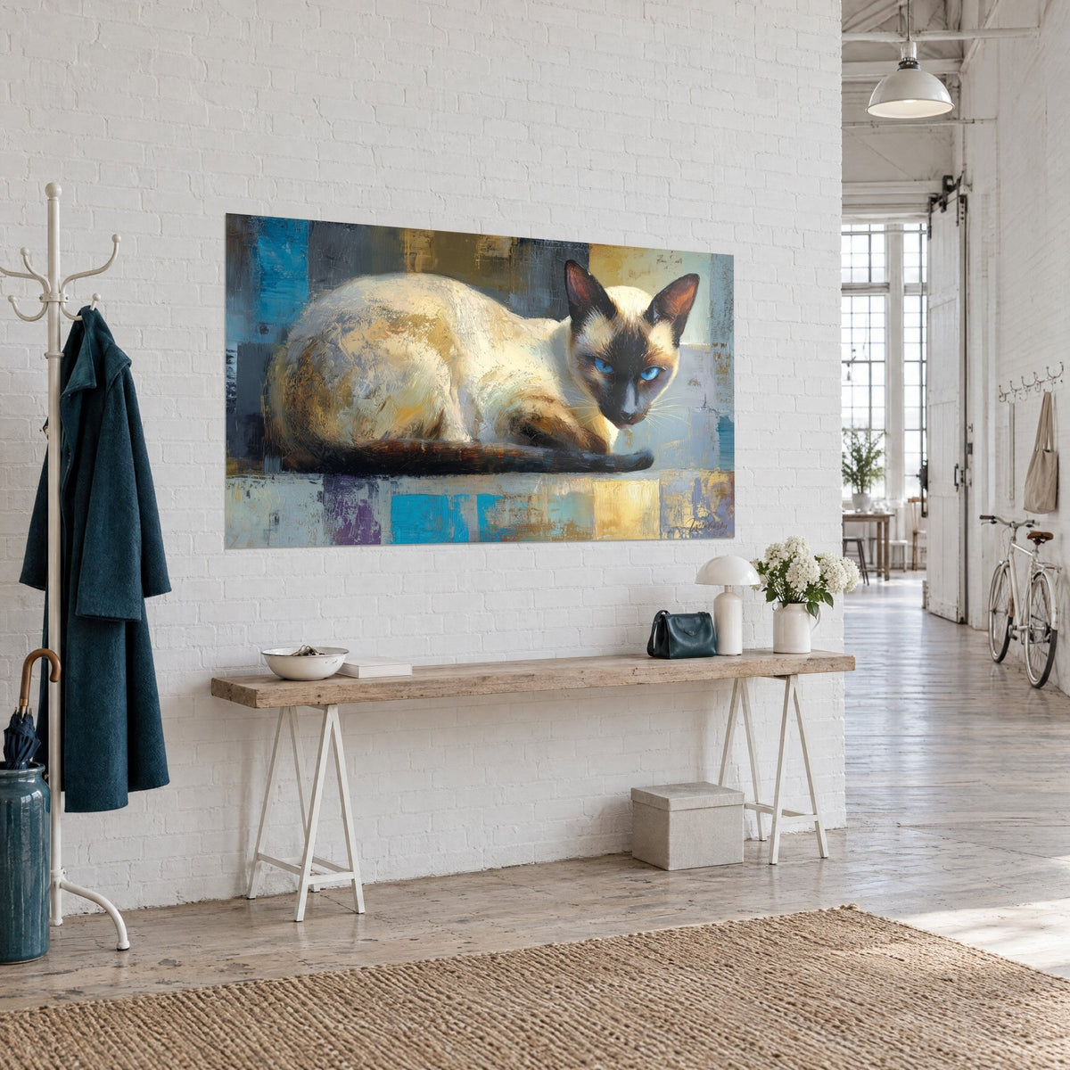Gemälde cremefarbene Katze mit dunklen Ohren, saphirblicker Blick, goldene und blaue Akzente, Dreiviertelansicht vor weißer Loftwand