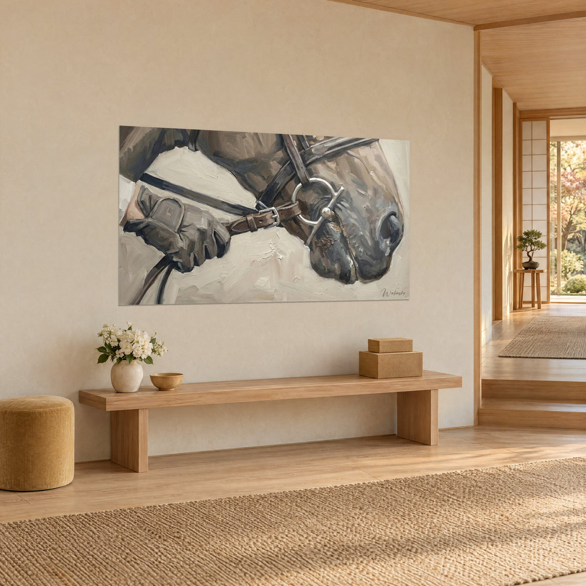 Gemälde Reiterporträt in Ölmalerei, dunkle Nüstern und silbernes Gebiss auf cremefarbenem Hintergrund, beige Wand, helle Holzbank