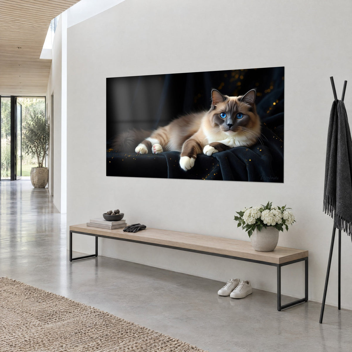 Schilderij ragdoll-kat met witte pootjes, beige en bruine vacht, gouden glitter op zwarte achtergrond, lichte muur en houten console