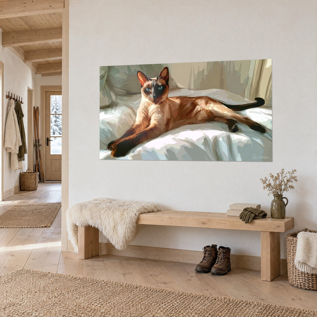 Quadro di un gatto Tonkinese con maschera marrone scuro e coda nera ondulata su cuscini verde grigio, sopra una panca di legno di uno chalet