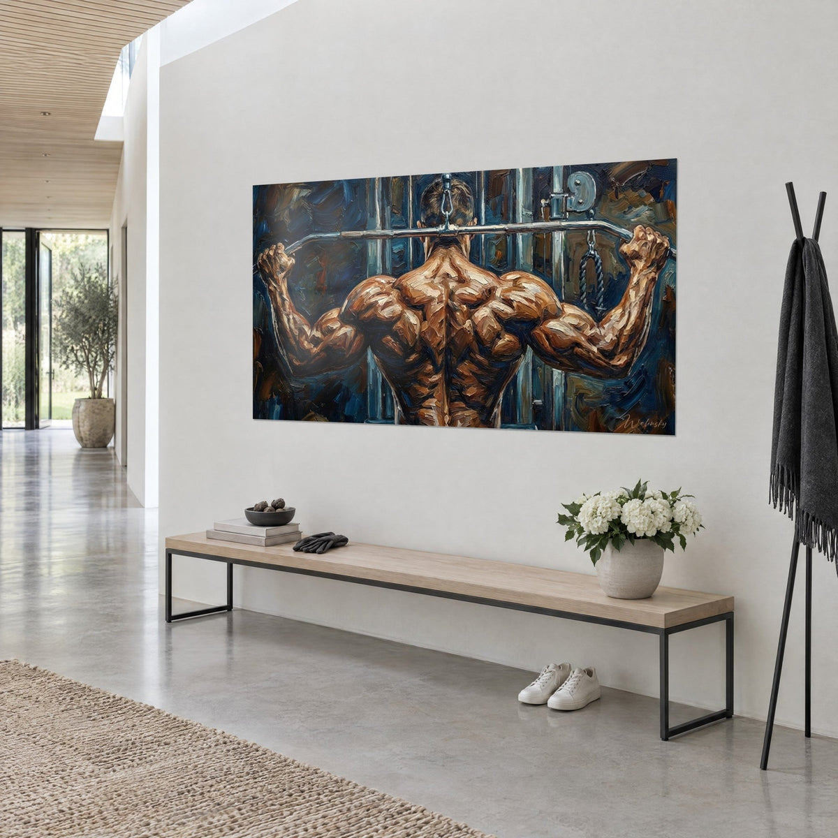 Tableau athlète à la barre de tirage, dos sculpté orangé et cadre bleu marine, vu de trois-quarts, banc bas sous l'œuvre