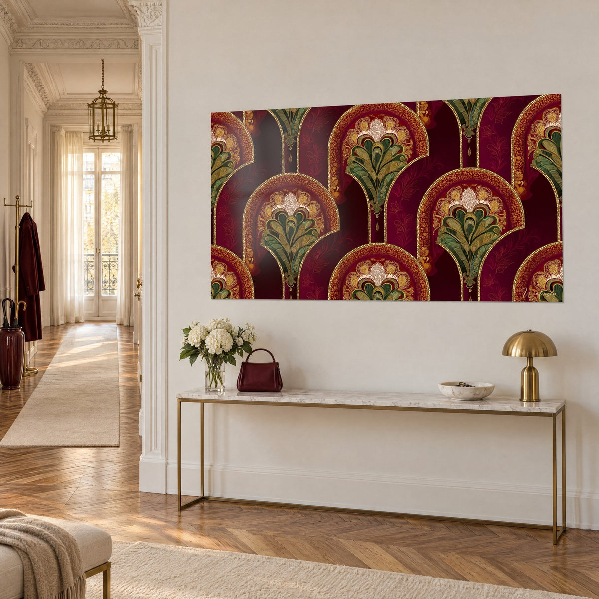 Quadro con scaglie di archi rosso bordeaux, fiori crema e fogliame verde abete cerchiati d'oro, ripreso di scorcio sopra una consolle dorata