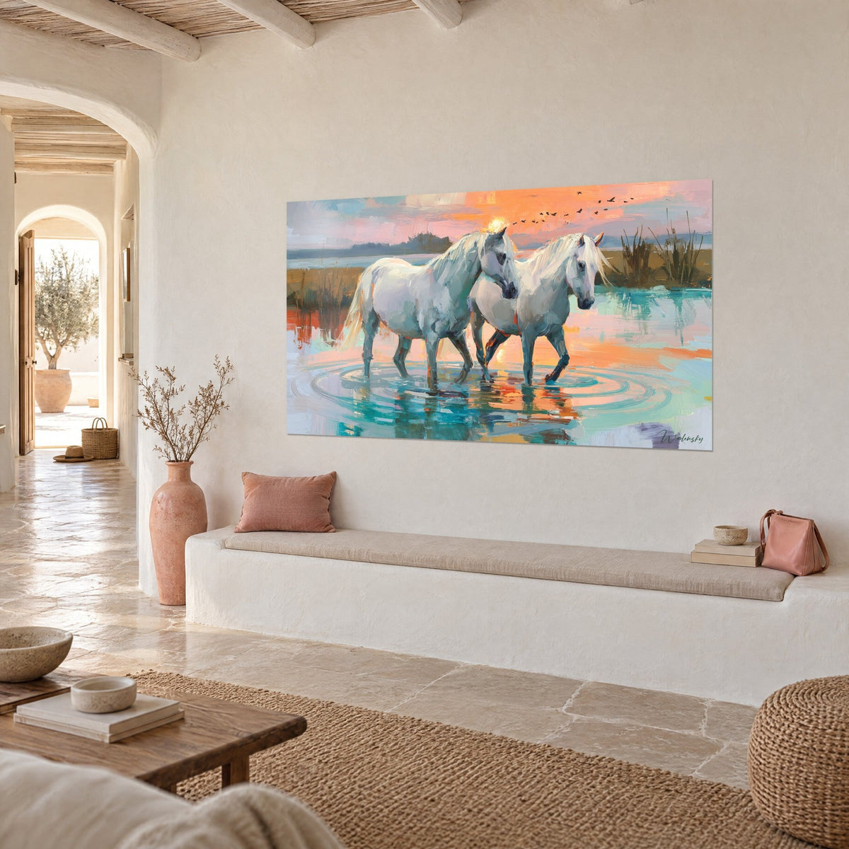 Gemälde Camargue-Stuten mit blonder Mähne, orangefarbene und türkisfarbene Reflexe im Wasser, beige Putzwand, mediterranes Haus