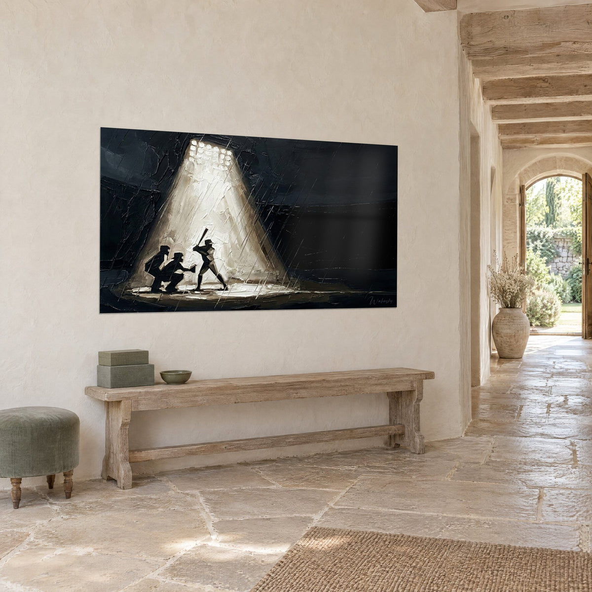 Tableau joueur de baseball à la batte levée dans un faisceau de lumière ivoire sur fond noir charbon, couloir en pierre claire