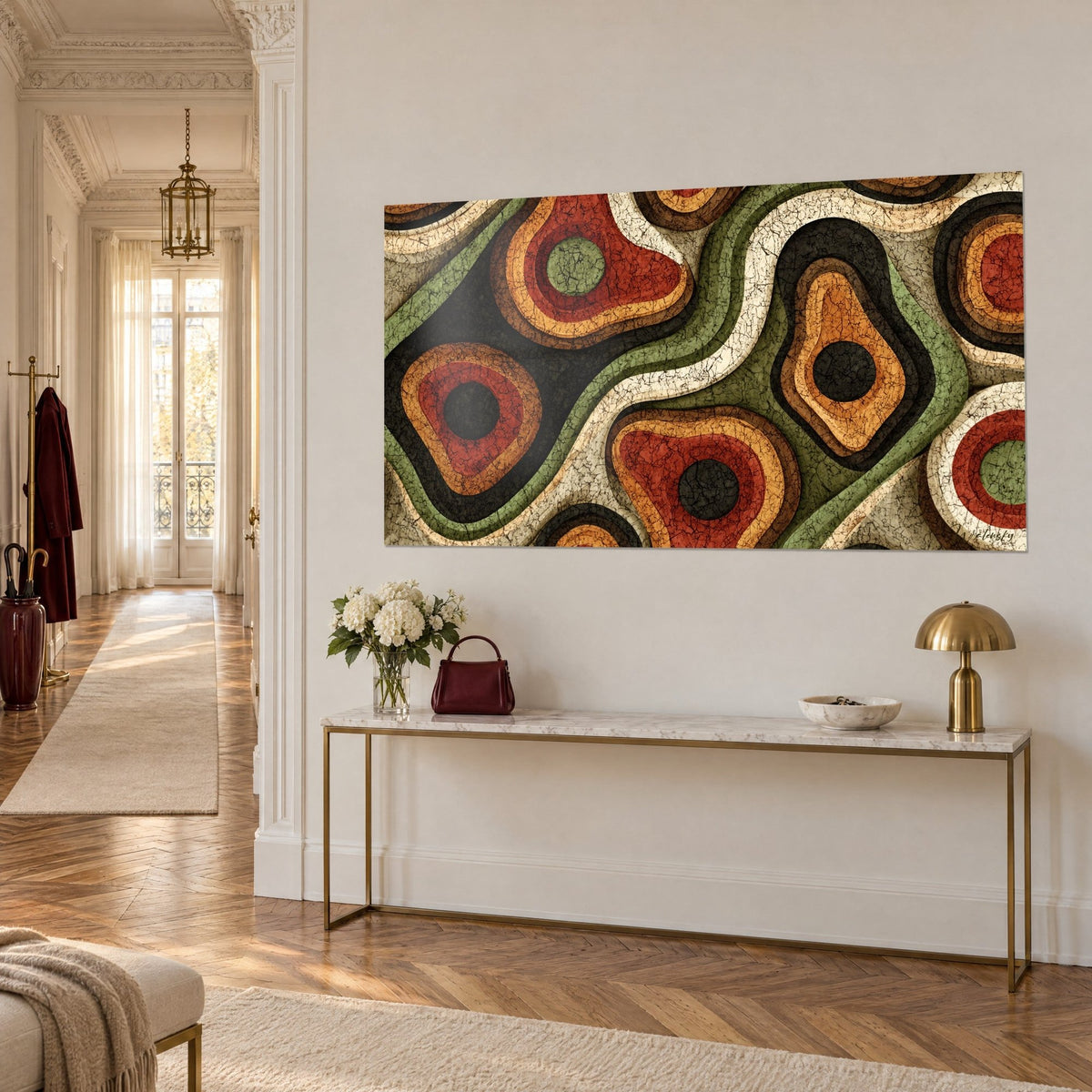 Quadro con mosaico africano astratto dalle curve nere e crema, cuori verde oliva e rossi, su parete bianca sopra una consolle dorata