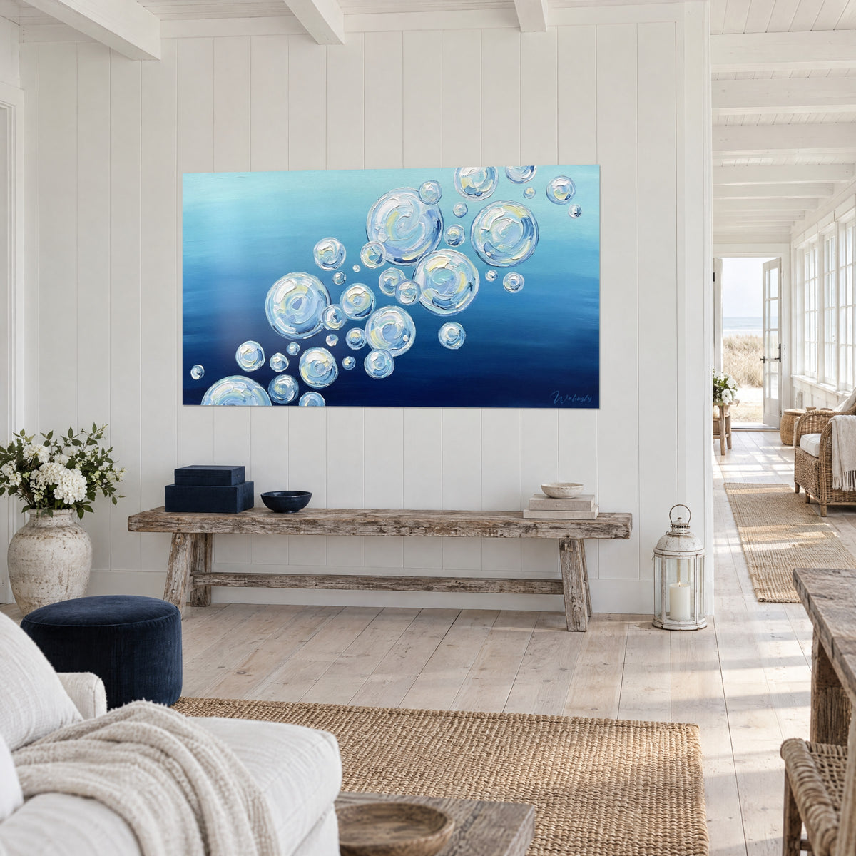 Cuadro burbujas de aire flotando en el agua, degradado de azul noche a turquesa, en la pared de una casa junto al mar