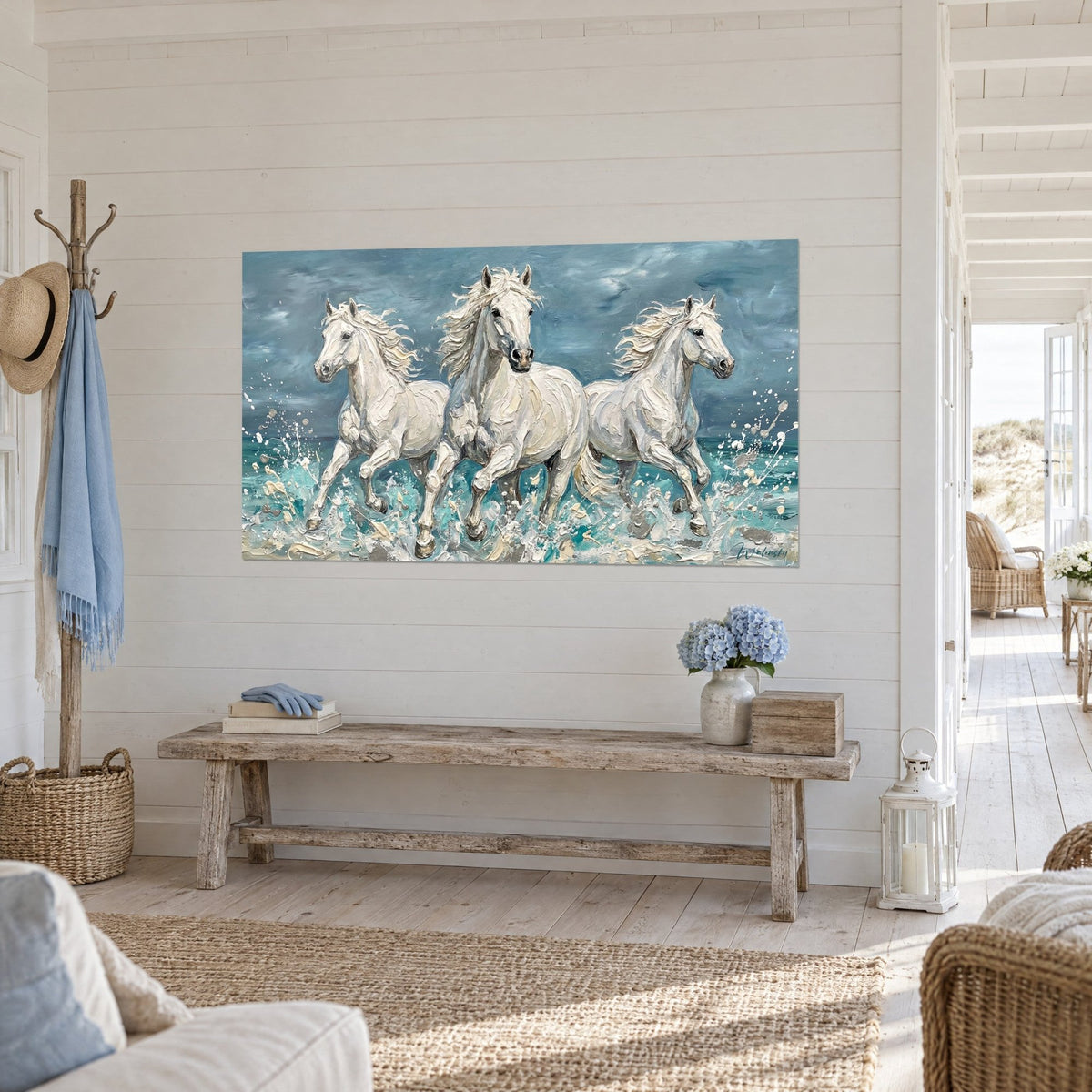 Schilderij cavalcade van ivoorkleurige manen tegen grijsblauwe wolken en turquoise golven, driekwart zicht op een witte plankenmuur