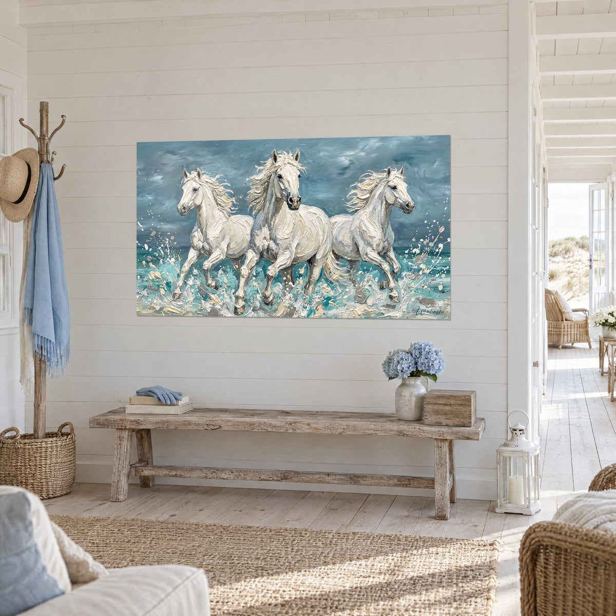 Cuadro cabalgada de crines marfil sobre un fondo de nubes gris azulado y olas turquesa, pared de tablas blancas en tres cuartos