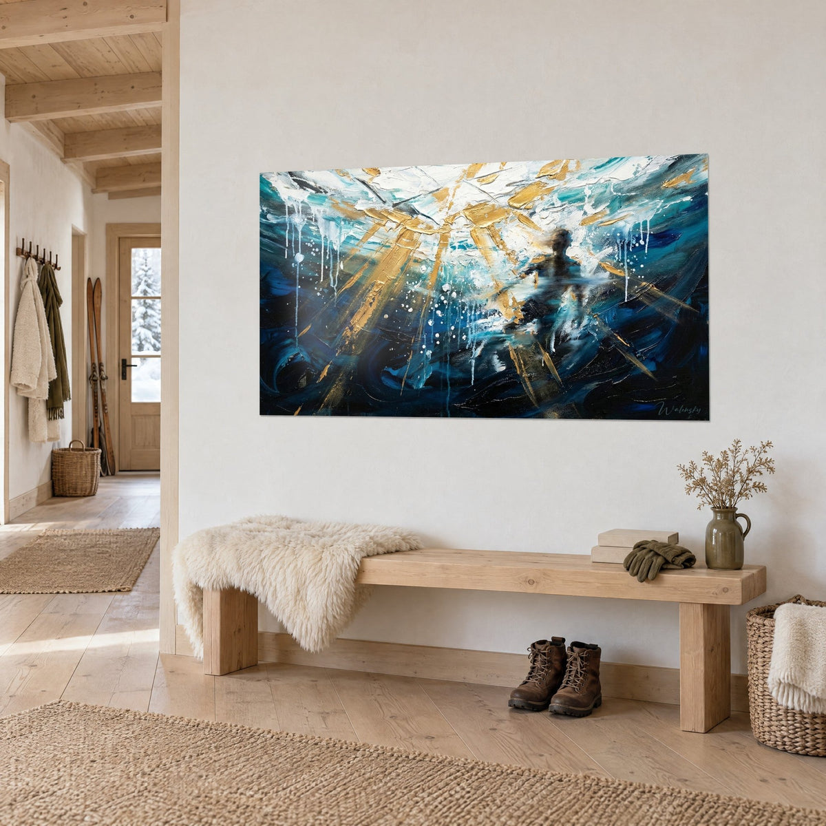 Gemälde einer Unterwasser-Silhouette, von goldenen Lichtbündeln durchzogen, Türkis und Marineblau, Holzbank und Schaffell, Chalet-Eingang