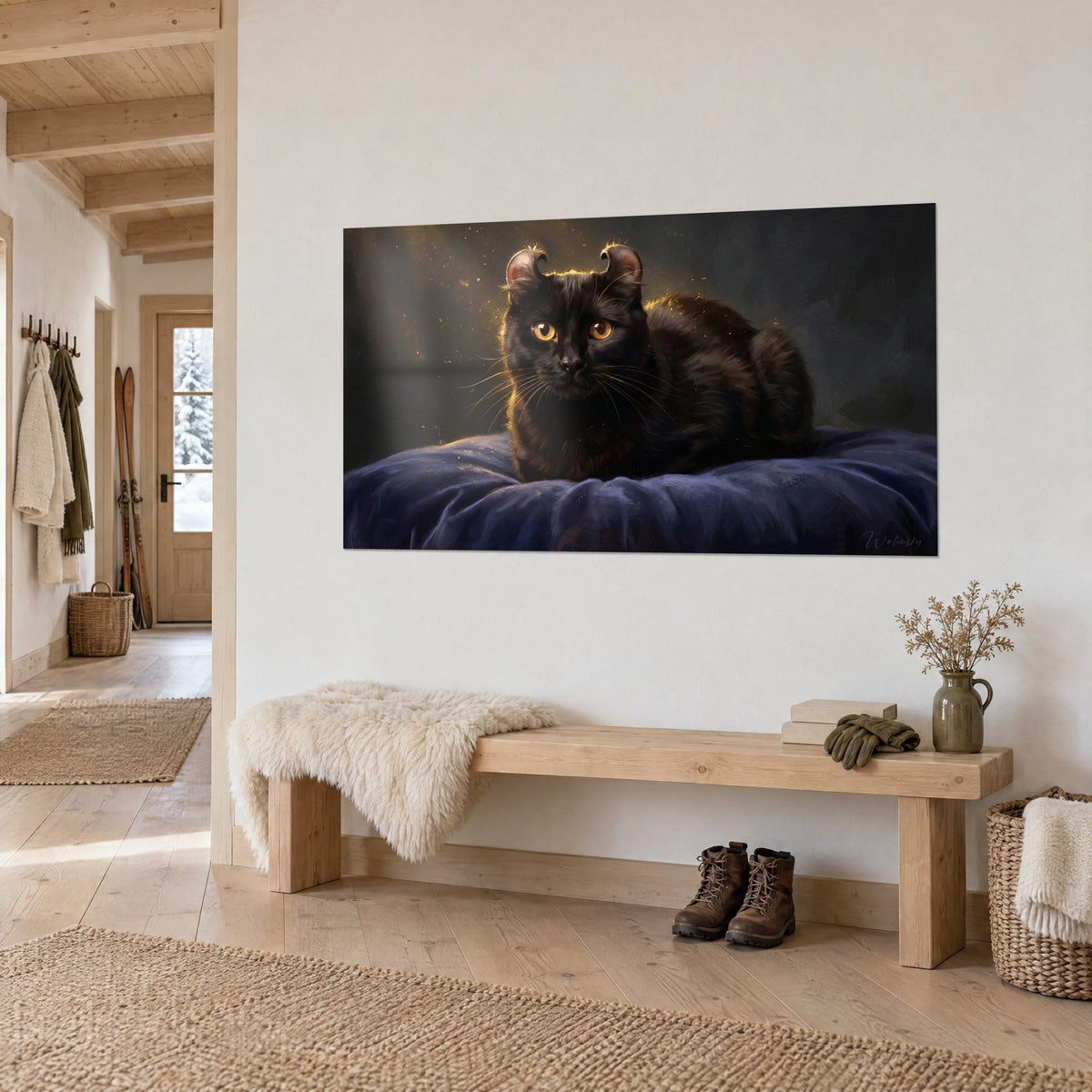 Gemälde dunkle American-Curl-Katze, schwarzbraunes Fell und goldener Staub auf indigoblauem Kissen, weiße Wand eines Chalets