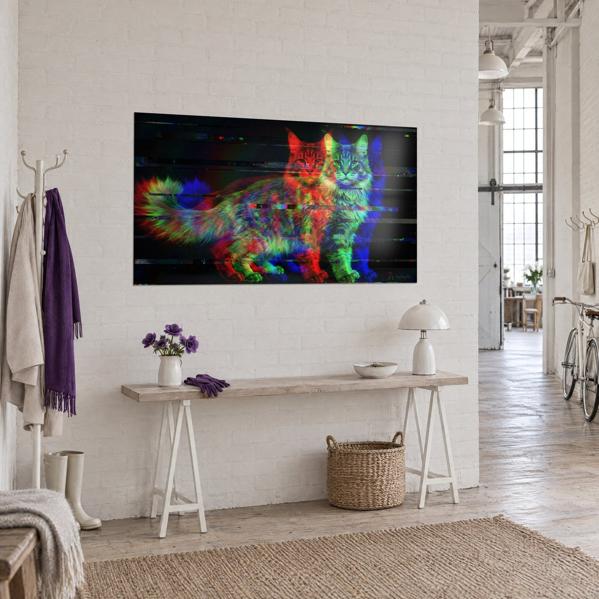 Schilderij van een kat met lange, dichte staart, verschoven drievoudig beeld in felrood en elektrisch blauw, stroken van ruis, loft met witte bakstenen muren