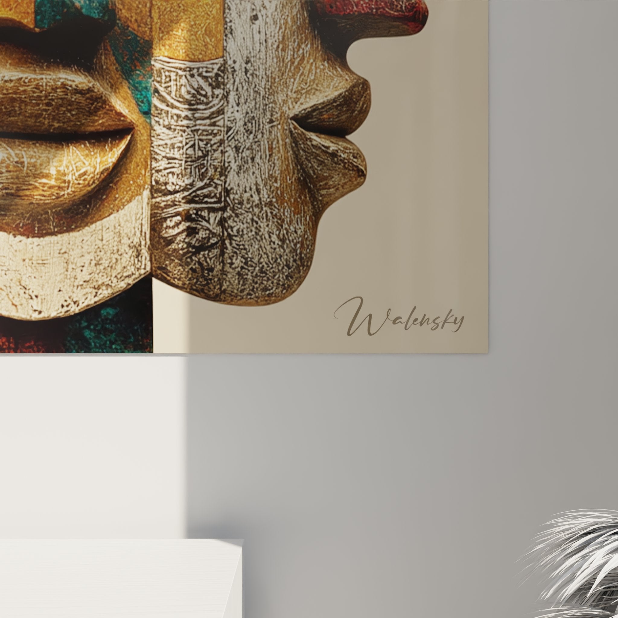 Panoramica del quadro con maschere africane cubiste dai colori vivaci in un interno contemporaneo