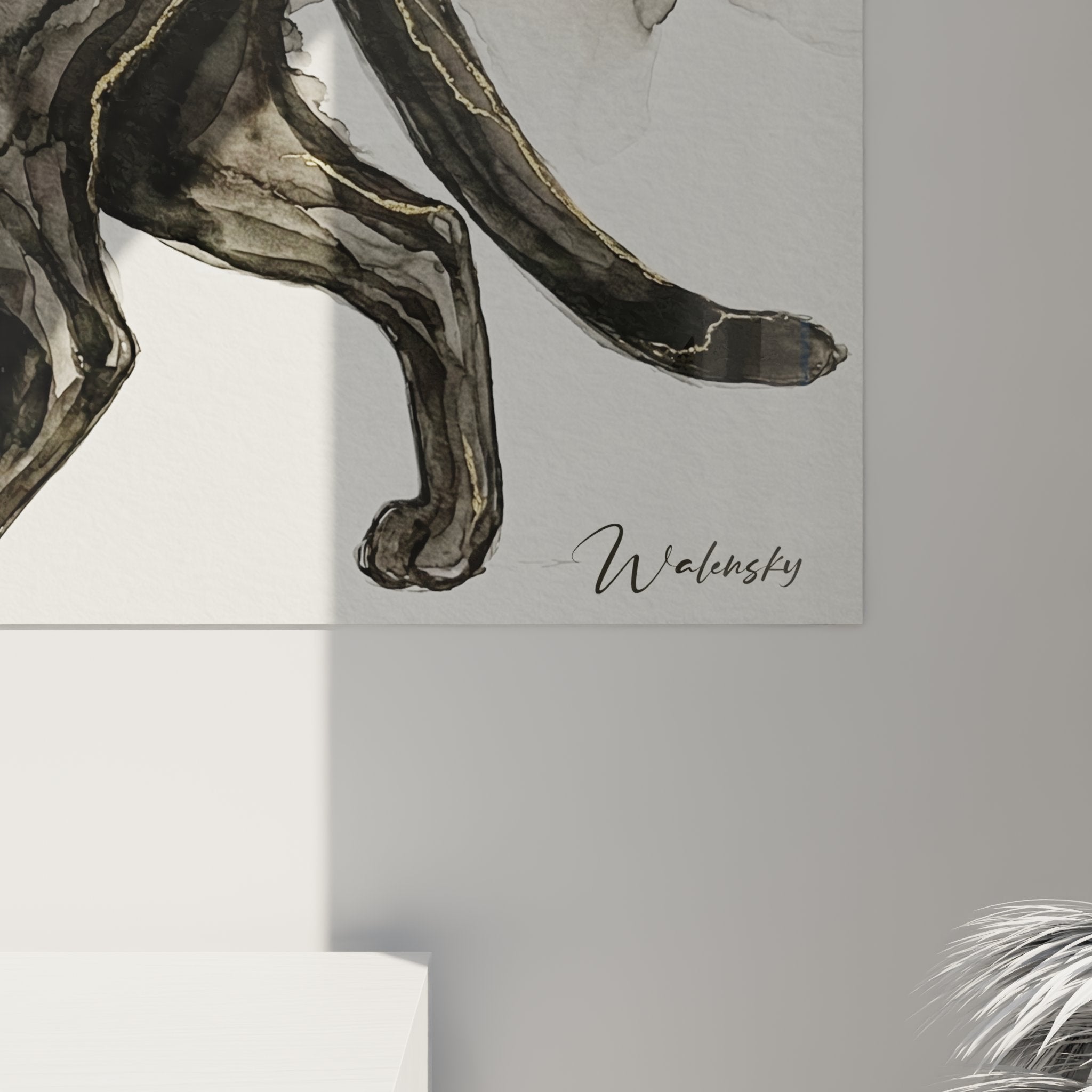 Vue d'ensemble tableau chat noir watercolor dans salon moderne avec canapé gris et décoration contemporaine