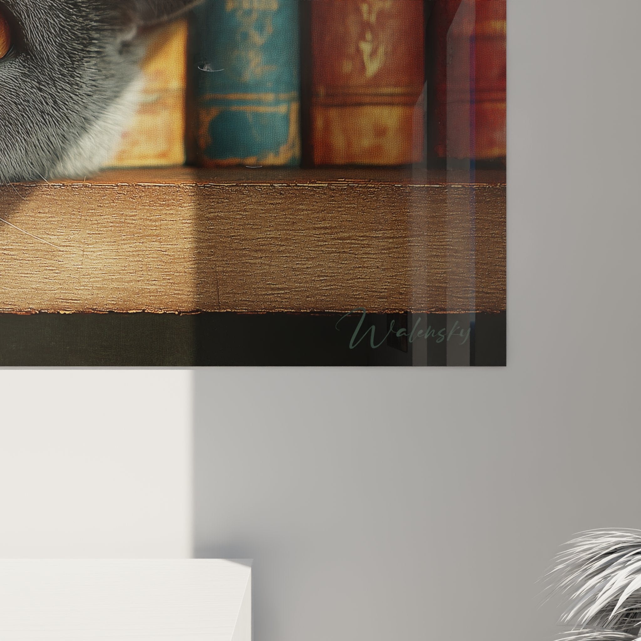Panoramica quadro gatto British Shorthair su scaffale libri colorati atmosfera studio