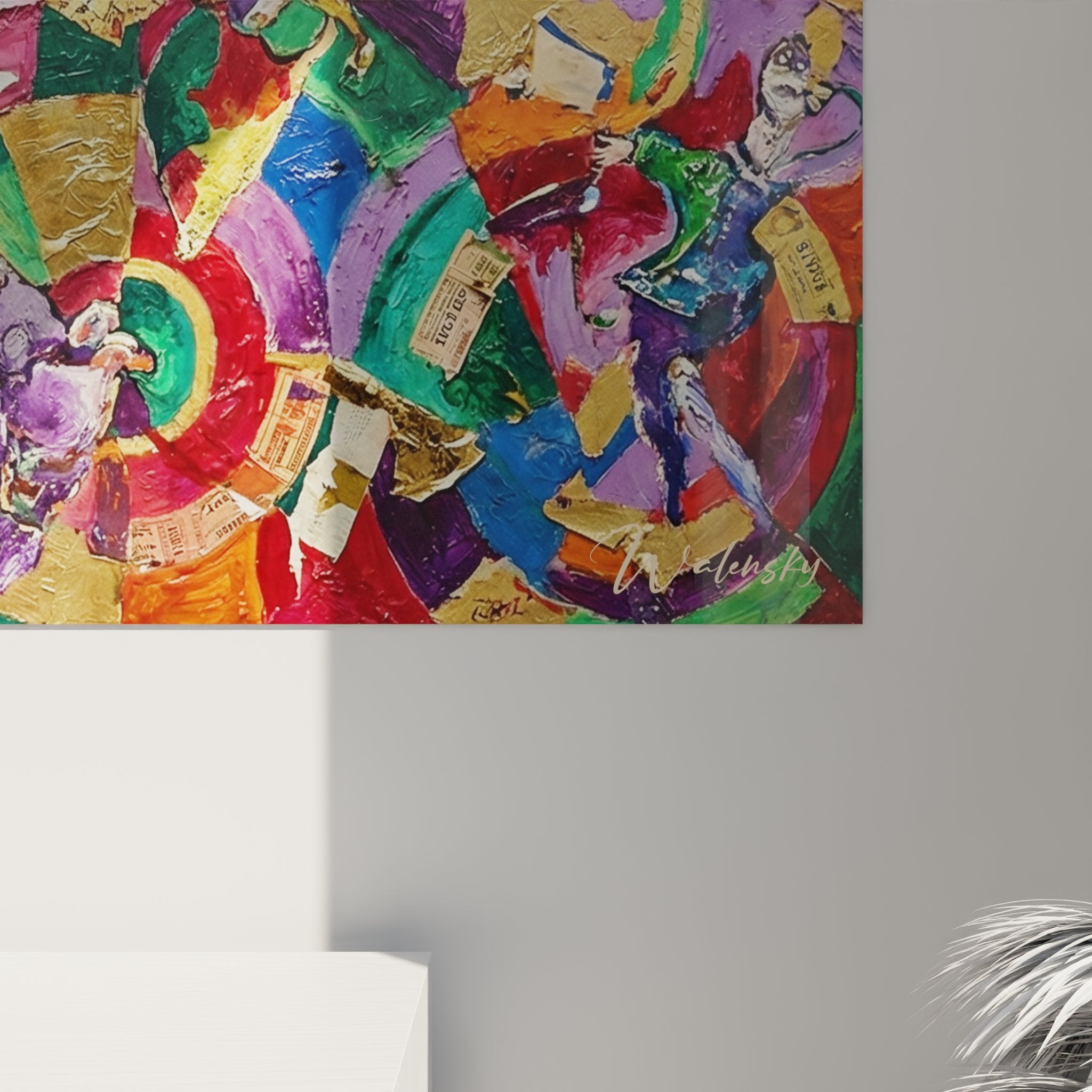 Vue d'ensemble du tableau collage dans un intérieur moderne, révélant l'impact décoratif de l'œuvre abstraite