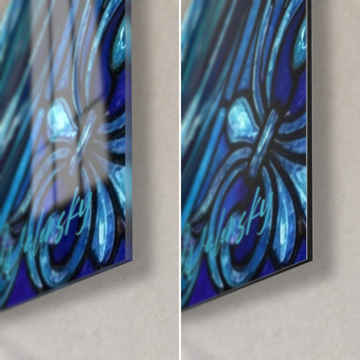 Tableau scooter des mers en vitrail, fleur de lys bleu cobalt et turquoise, coin bas droit en verre brillant et Dibond mat