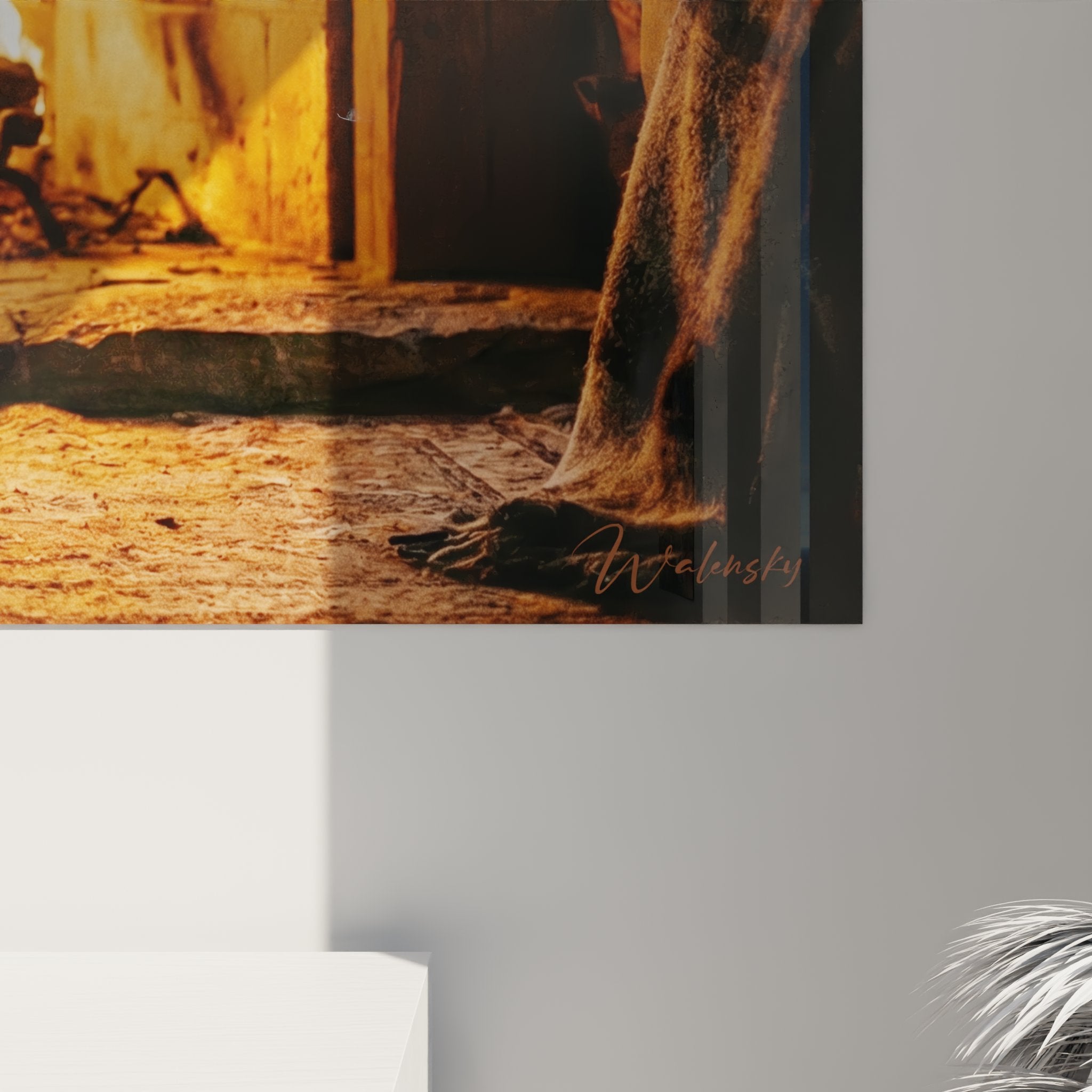 Gesamtansicht Wandbild Maine-Coon-Katze im gemütlichen Wohnzimmer mit Kaminfeuer und komfortablem Mobiliar