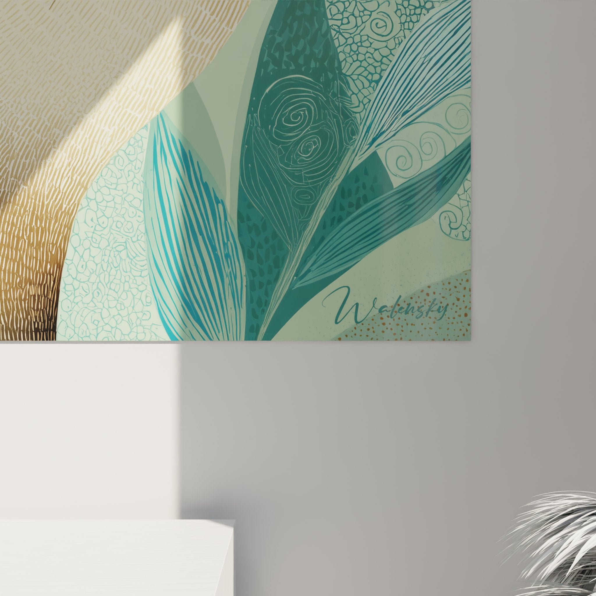 Vista d'insieme del quadro murale gatto siamese tropicale in soggiorno contemporaneo, atmosfera zen