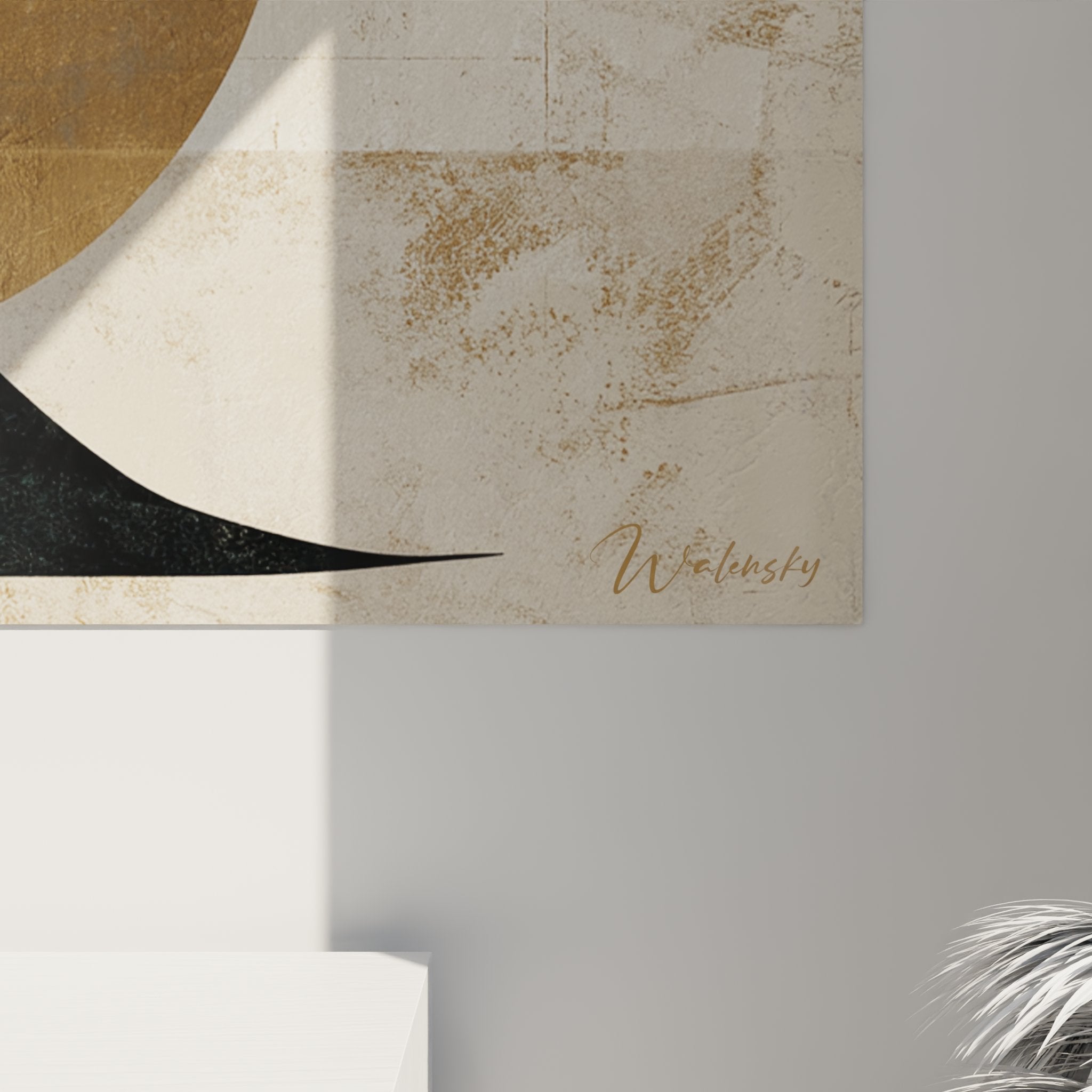 Vista generale quadro murale donna africana dorata in salotto moderno, decorazione murale raffinata