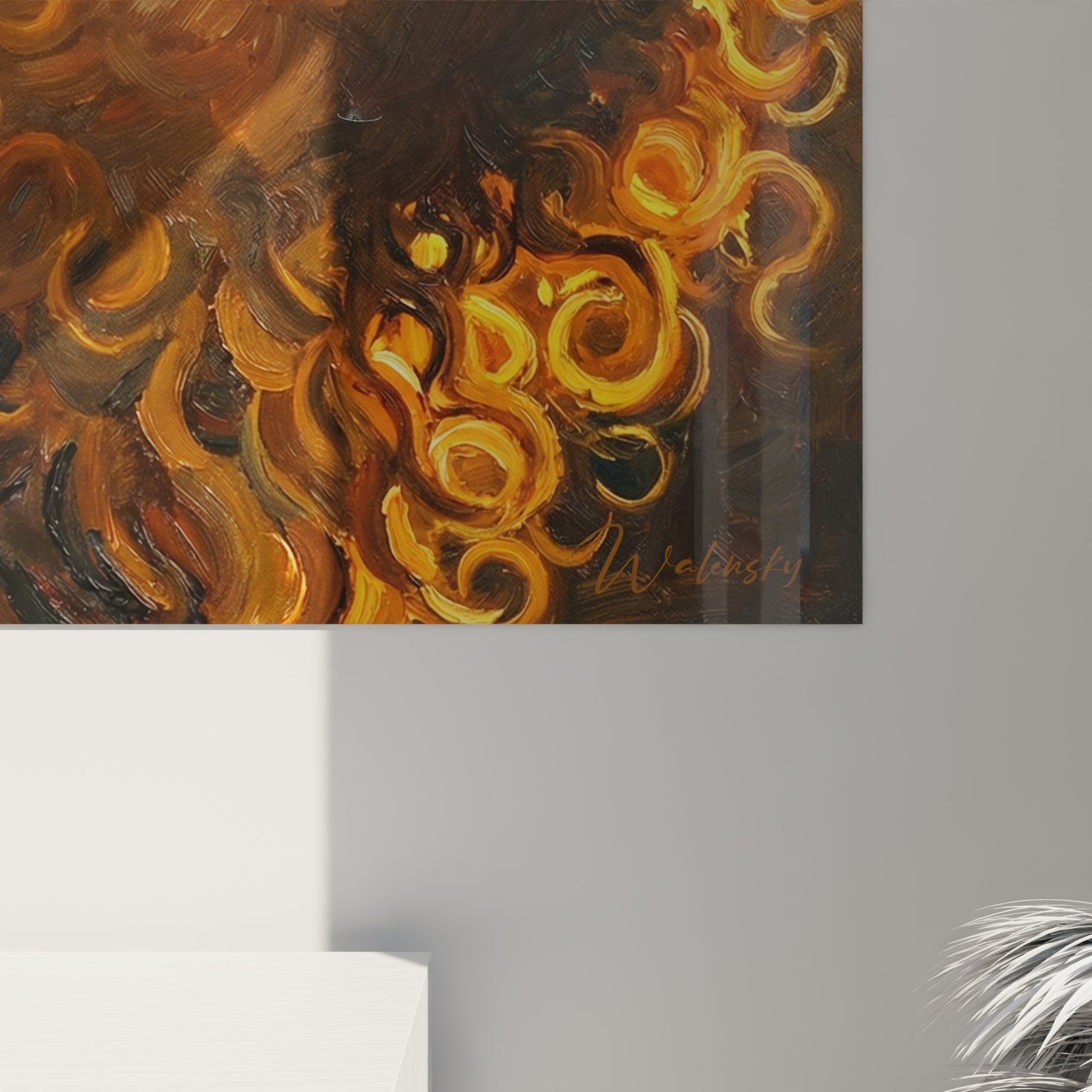 Vista d'insieme quadro murale gatto LaPerm luminoso in soggiorno contemporaneo con atmosfera accogliente