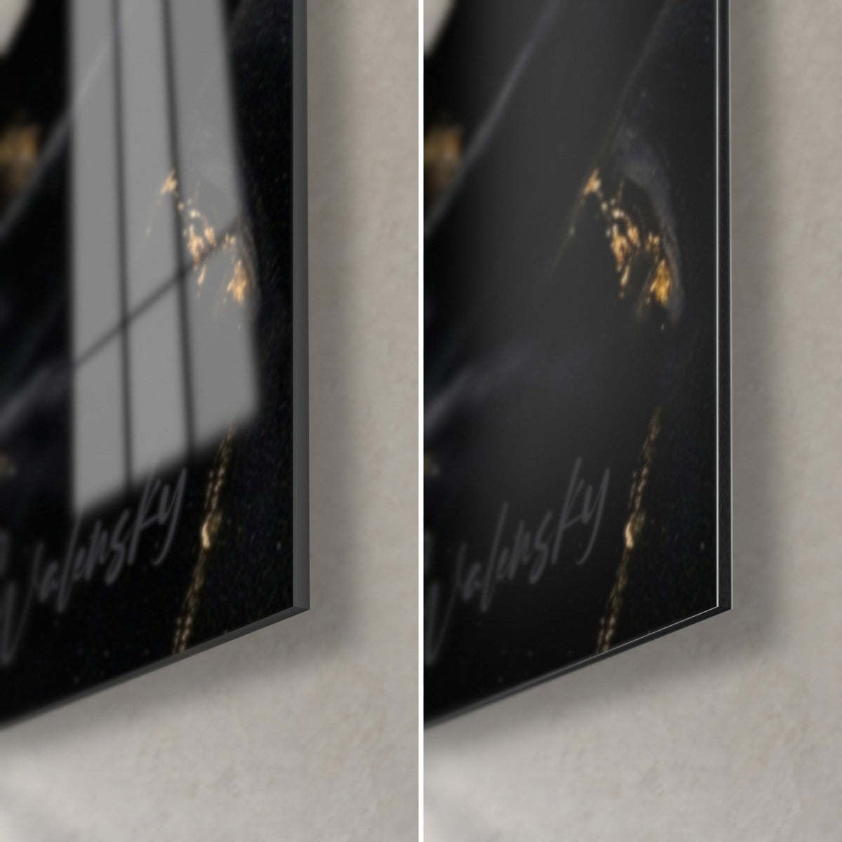 Quadro gatto nero con riflessi dorati, angolo in basso a destra: vetro acrilico lucido che riflette la finestra a sinistra, alluminio Dibond opaco e bordo di 3 mm a destra