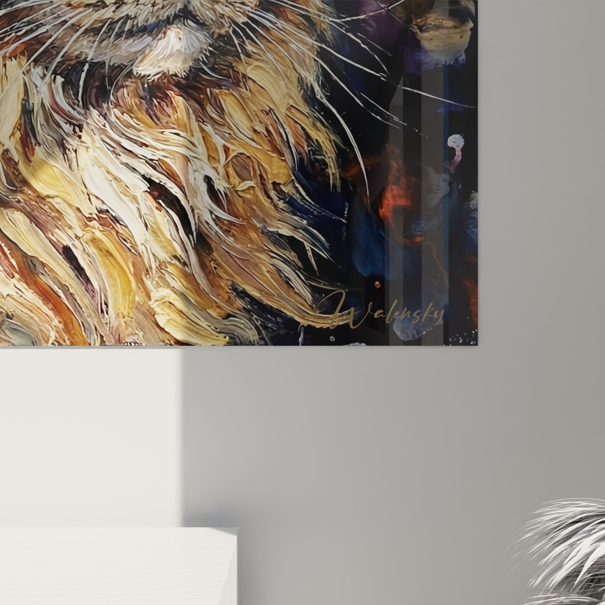 Panoramica quadro murale gatto Maine Coon espressionista che decora soggiorno moderno con stile artistico cosmico