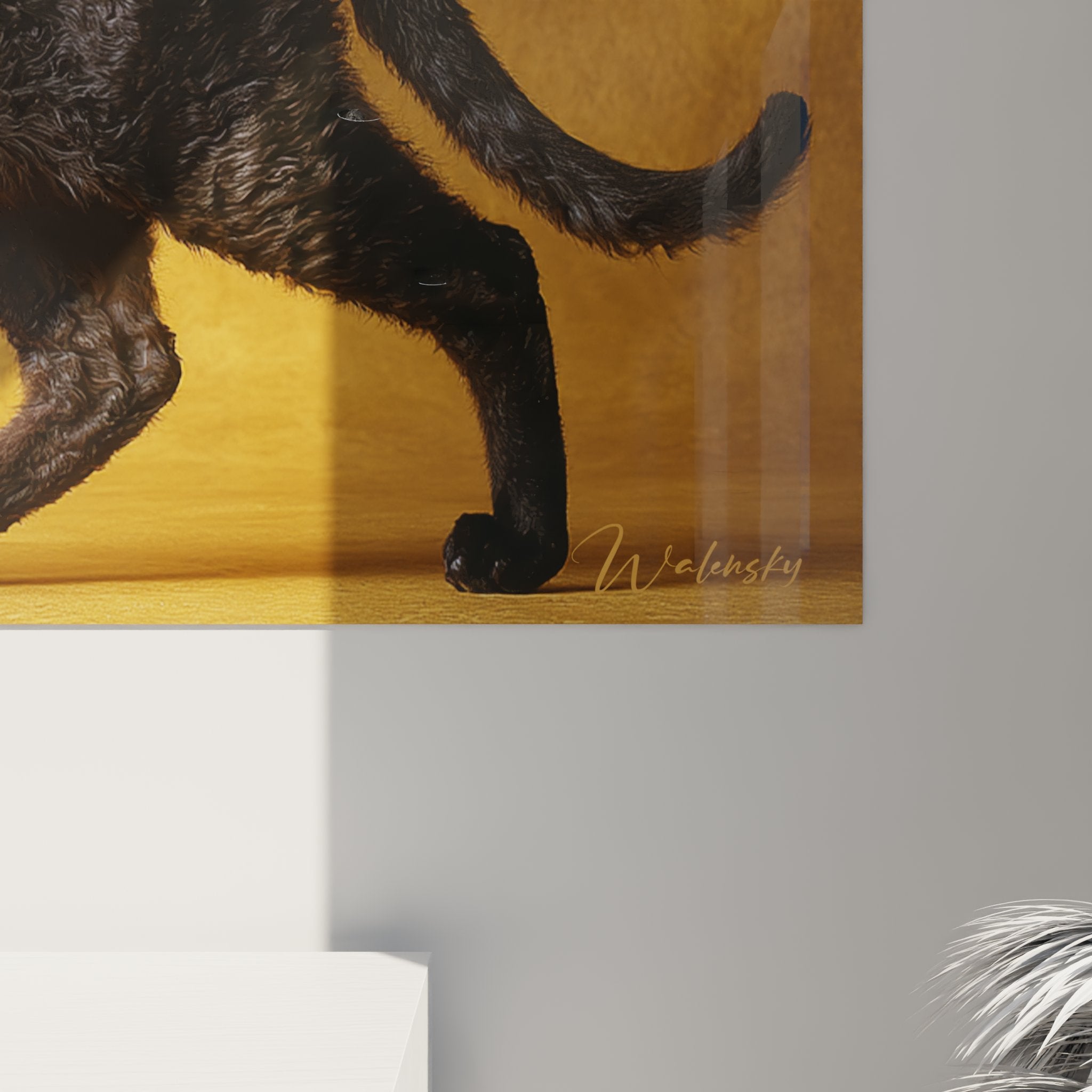 Gesamtansicht schwarzes Katzen-Gemälde Cornish Rex an Wohnzimmerwand moderne Dekoration Wandkunst Katzen warme Atmosphäre