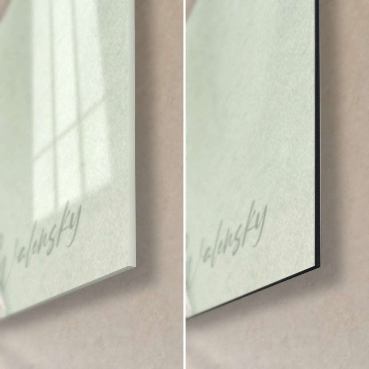 Tableau chat manx crème, coin bas droit, signature Walensky sur vert d'eau, verre brillant à gauche, alu Dibond noir mat