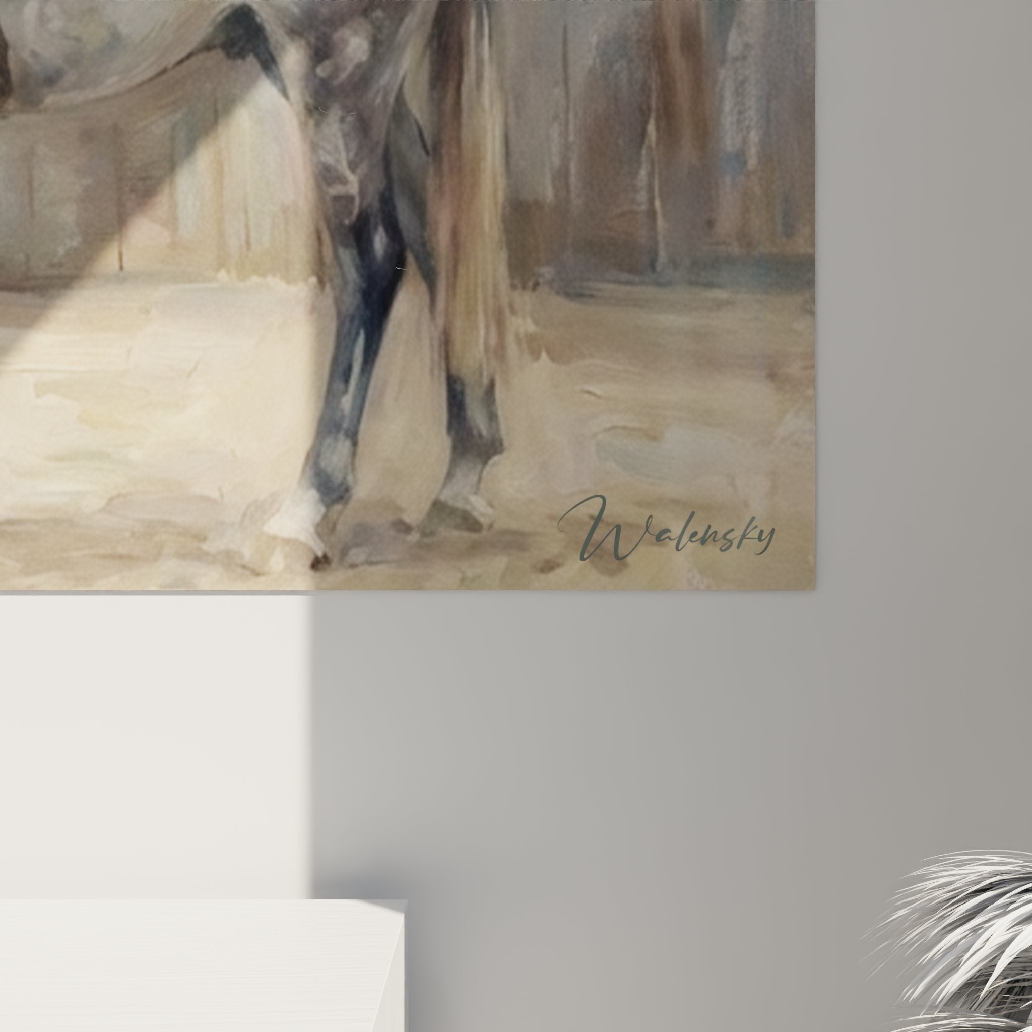 Vista d'insieme del quadro cavaliere cavallo grigio appeso al muro per decorazione interna equestre