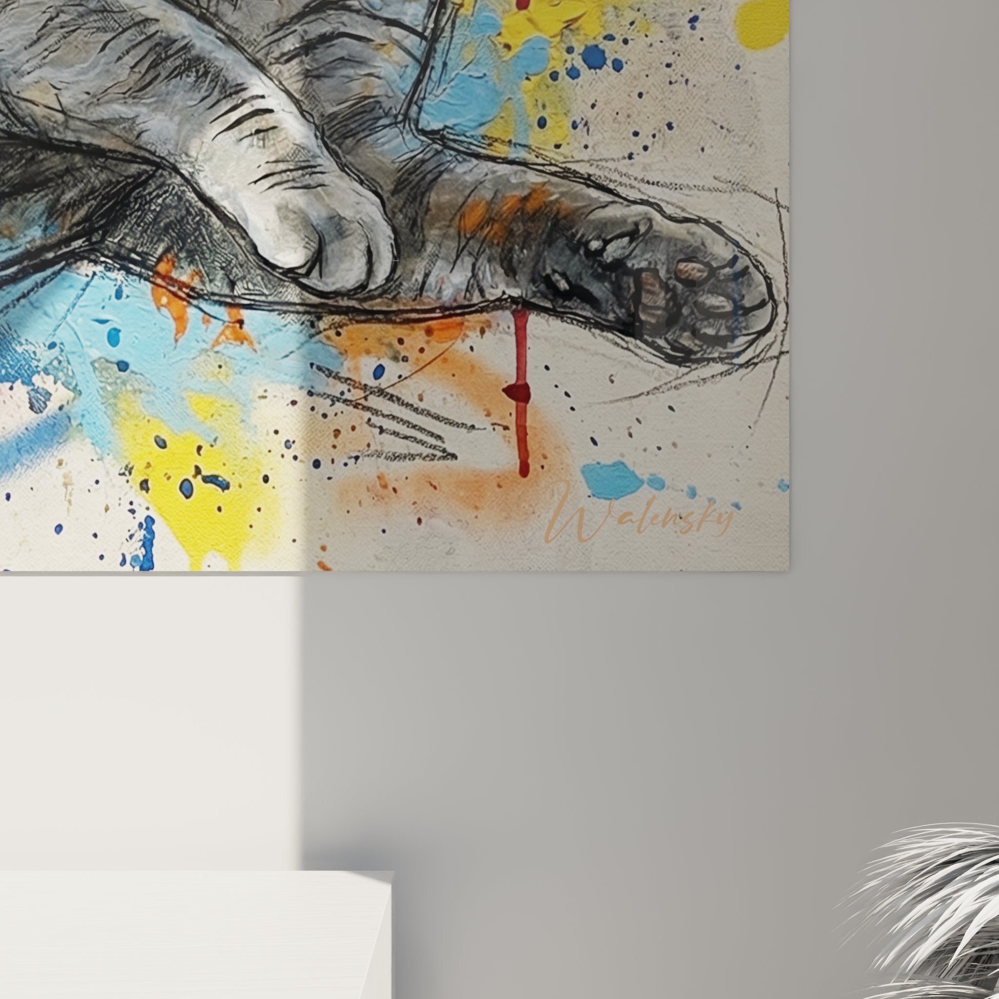 Übersicht des künstlerischen British-Shorthair-Katzen-Gemäldes aufgehängt an weißer Wand im modernen Wohnzimmer