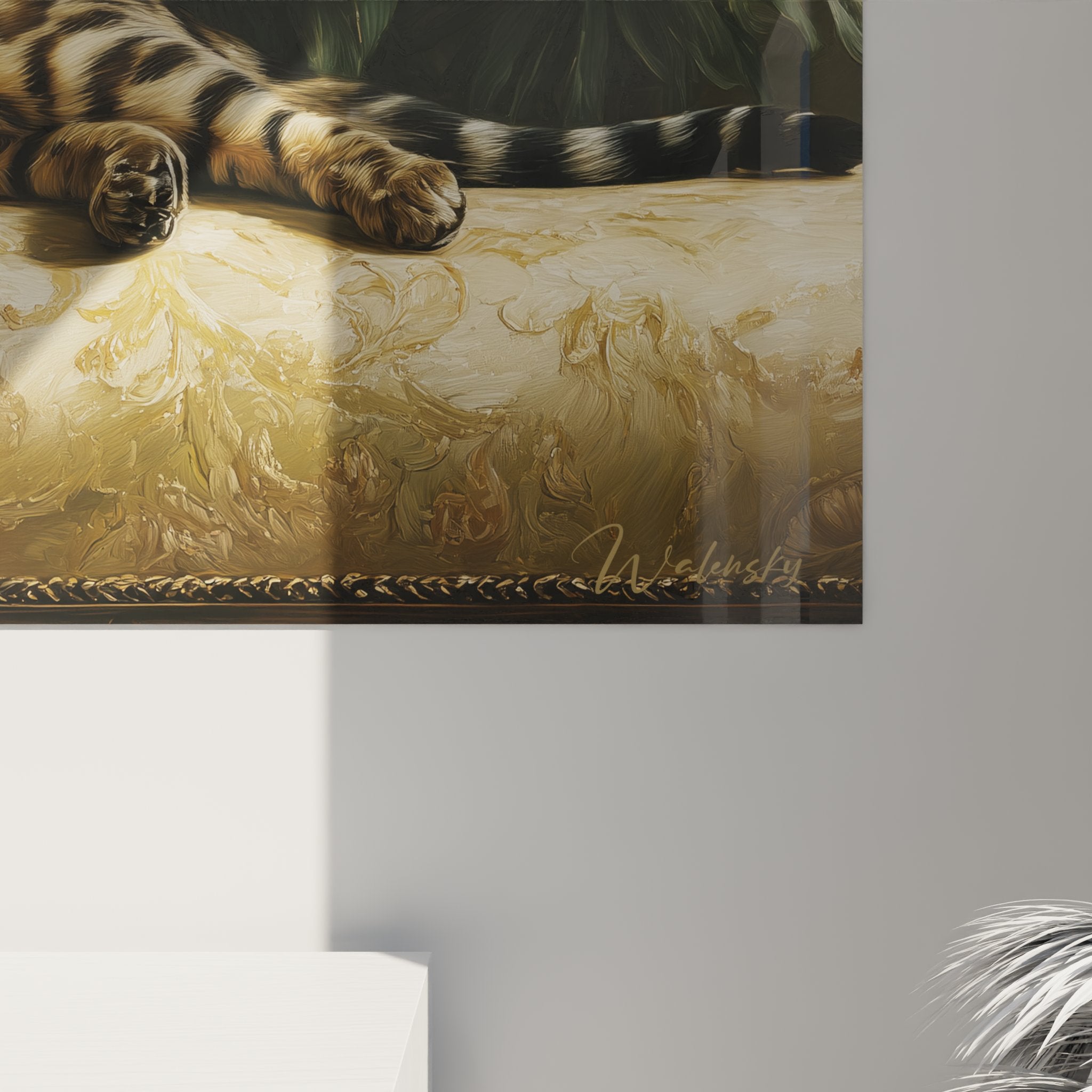 Vue ensemble tableau mural Bengal salon decoration luxueuse canape dore plantes tropicales art animalier premium