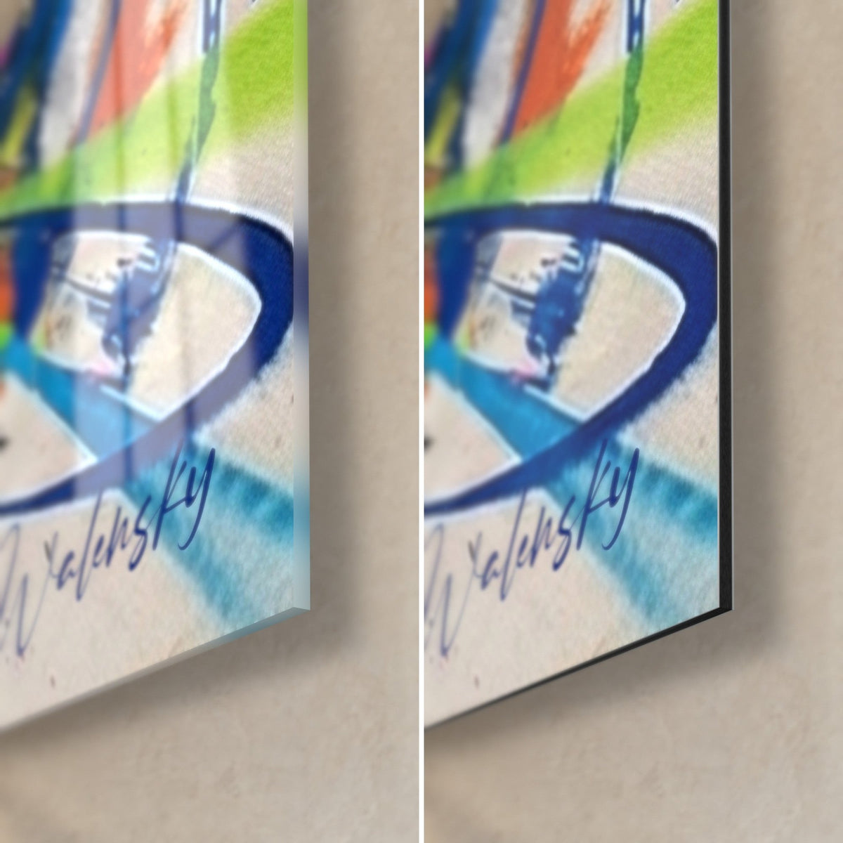 Tableau pilote casqué sur jet-ski, coin bas droit : verre brillant à reflets à gauche, alu Dibond mat à droite, signature bleue et tranche de 3 mm