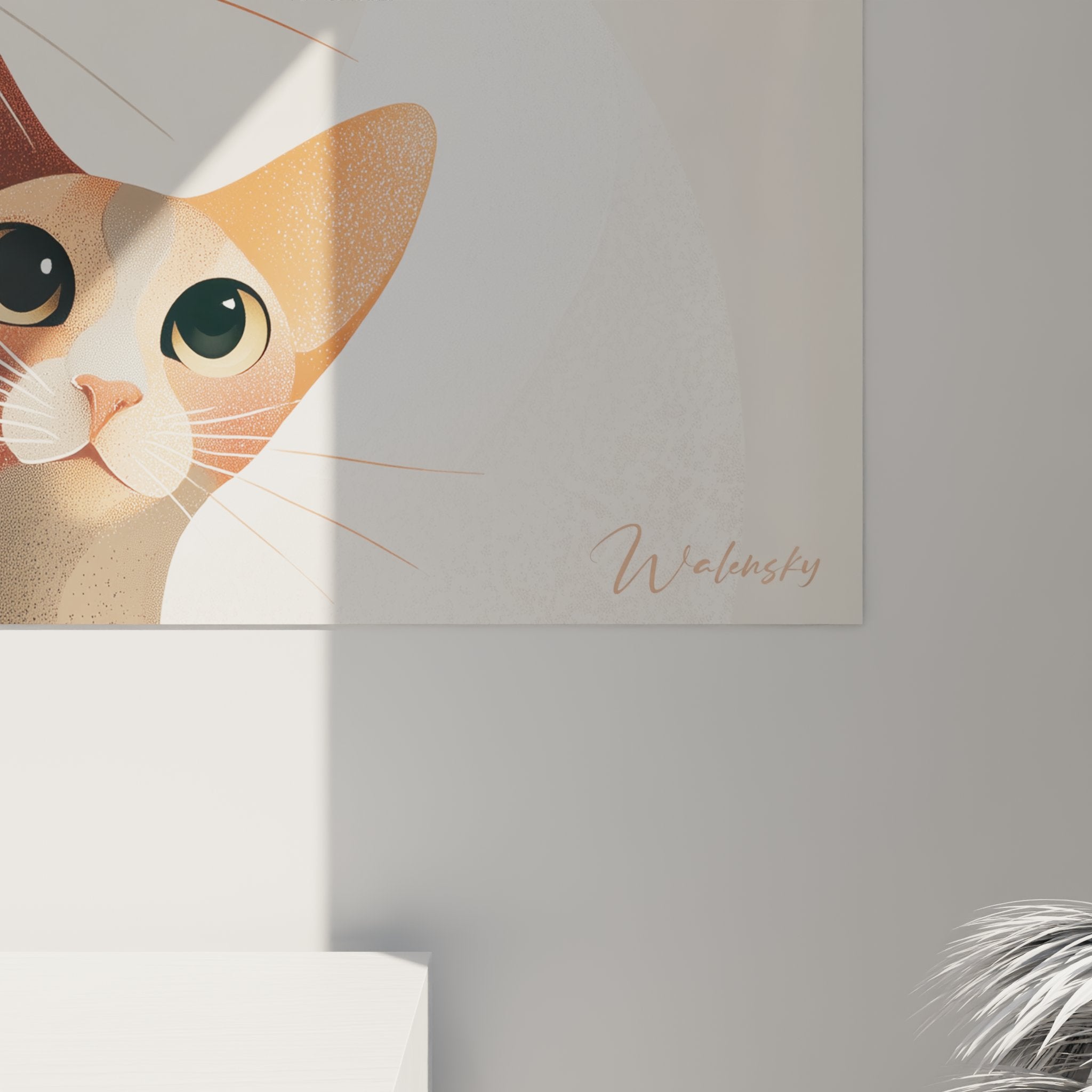 Vue d'ensemble du tableau chat Singapura famille dans un intérieur moderne, format paysage sur mur blanc