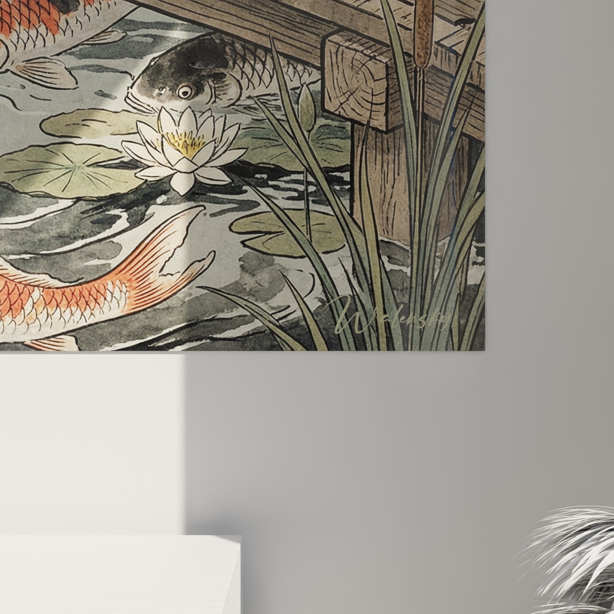 Vue d'ensemble du tableau mural chat Japanese Bobtail et carpes koï dans un salon contemporain