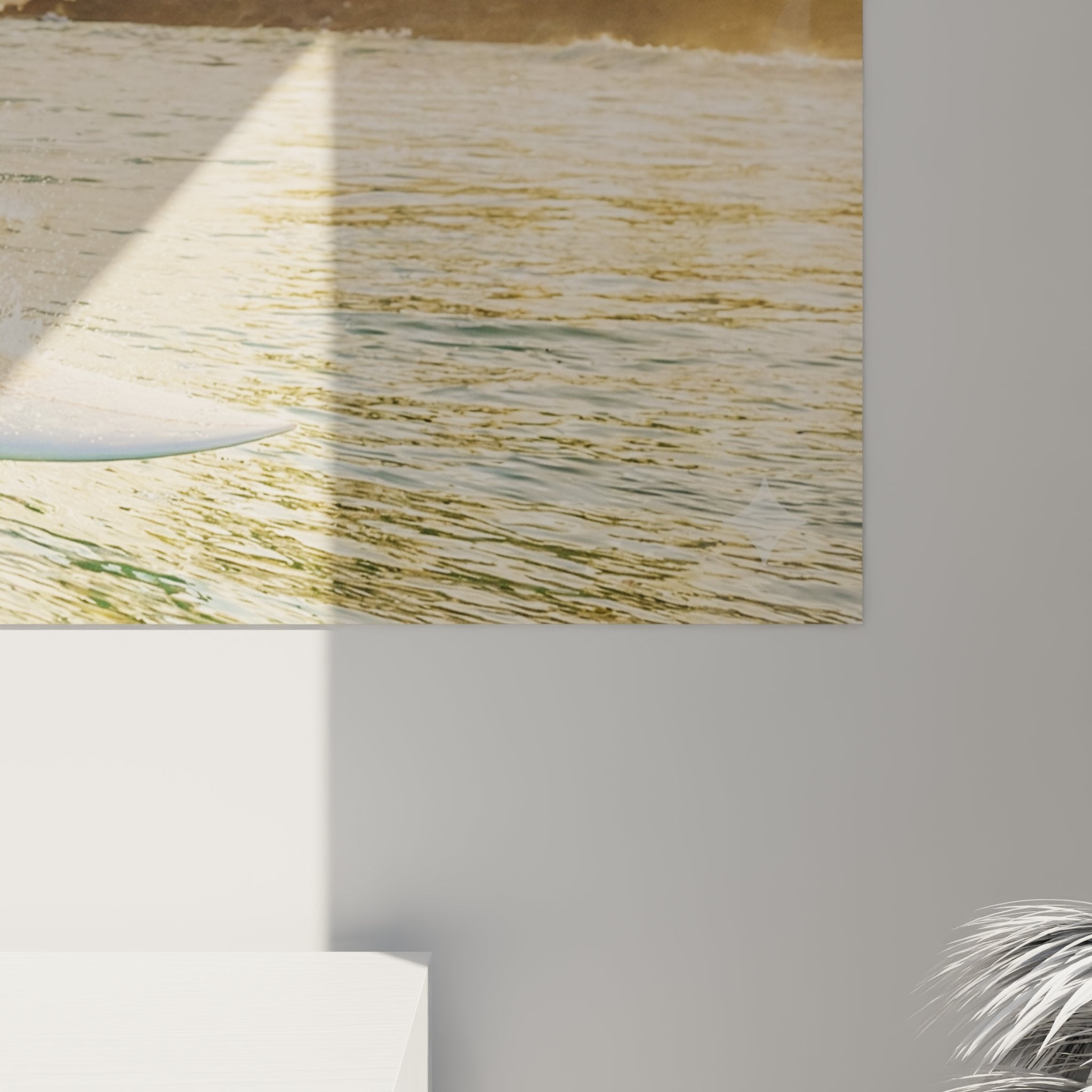 Vue d'ensemble du tableau surf tropical dans un salon moderne créant une atmosphère surf authentique