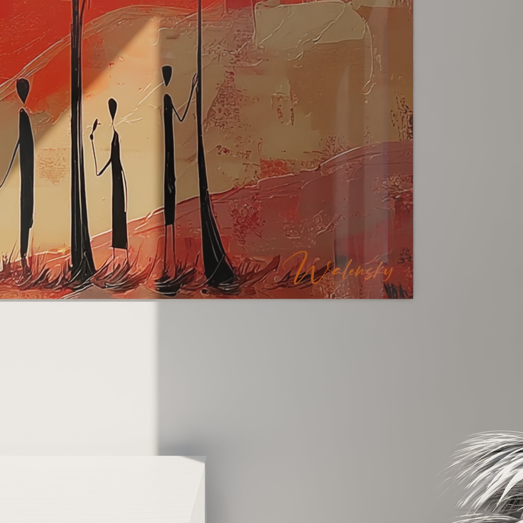 Vista d'insieme quadro paesaggio africano tramonto appeso muro bianco con acacie sagome e sole dorato