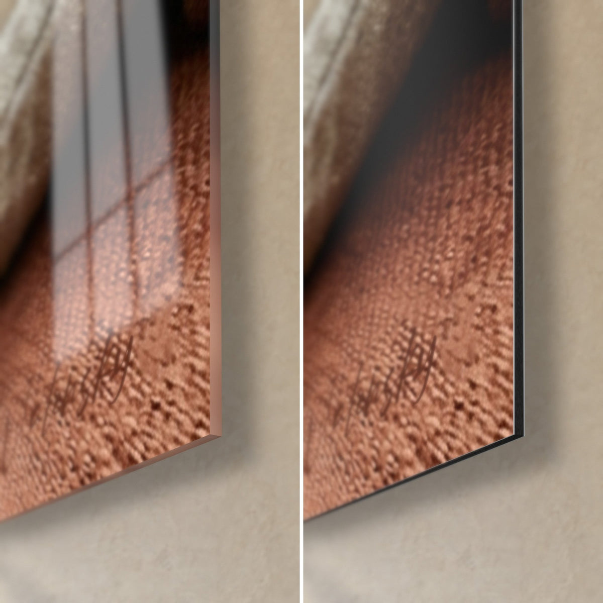 Schilderij slapend parelgrijs katje, rechteronderhoek: glanzend glas met reflecties links, mat terracotta Dibond rechts, rand van 3 mm