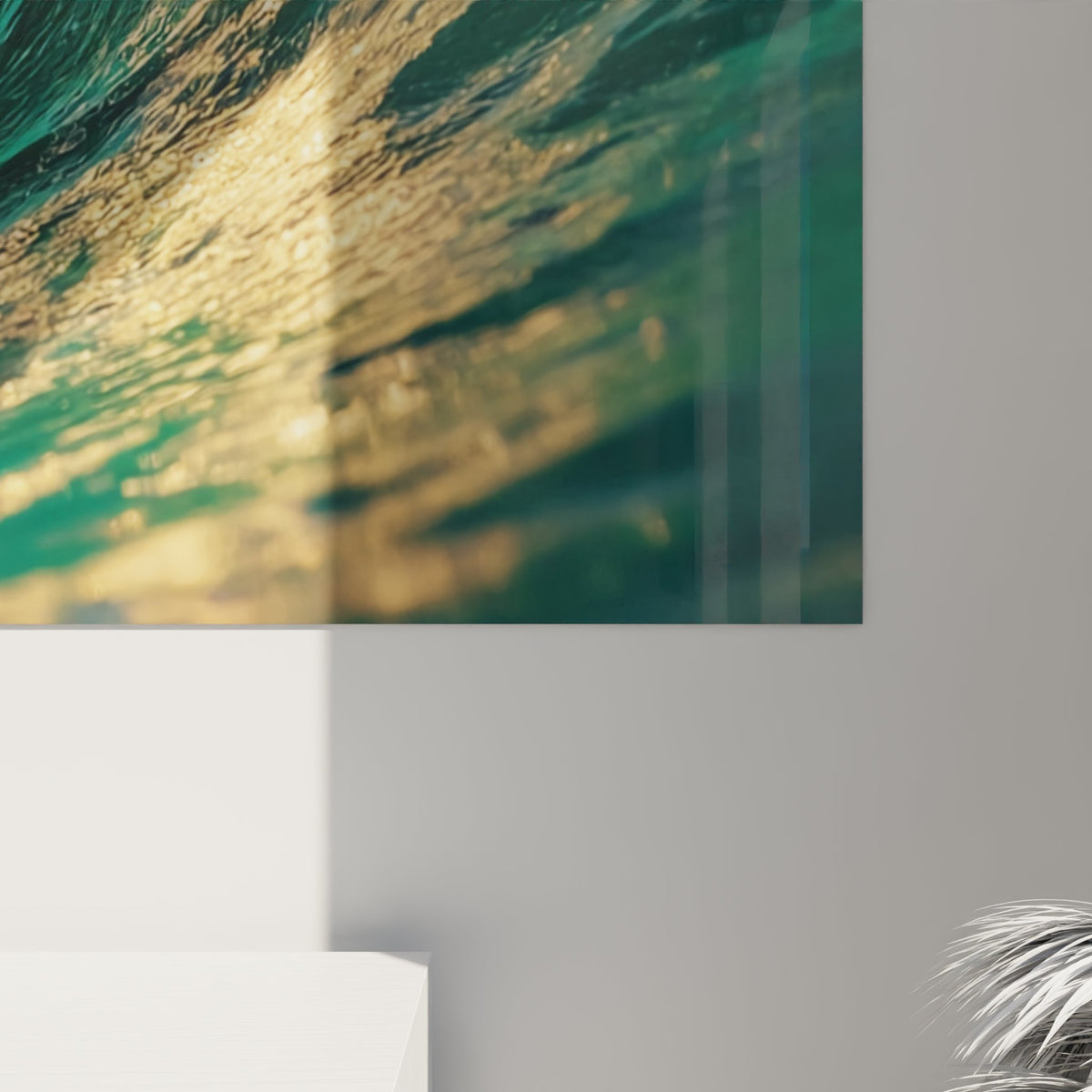 Vue d'ensemble tableau vague dorée dans intérieur moderne, décoration murale surf premium