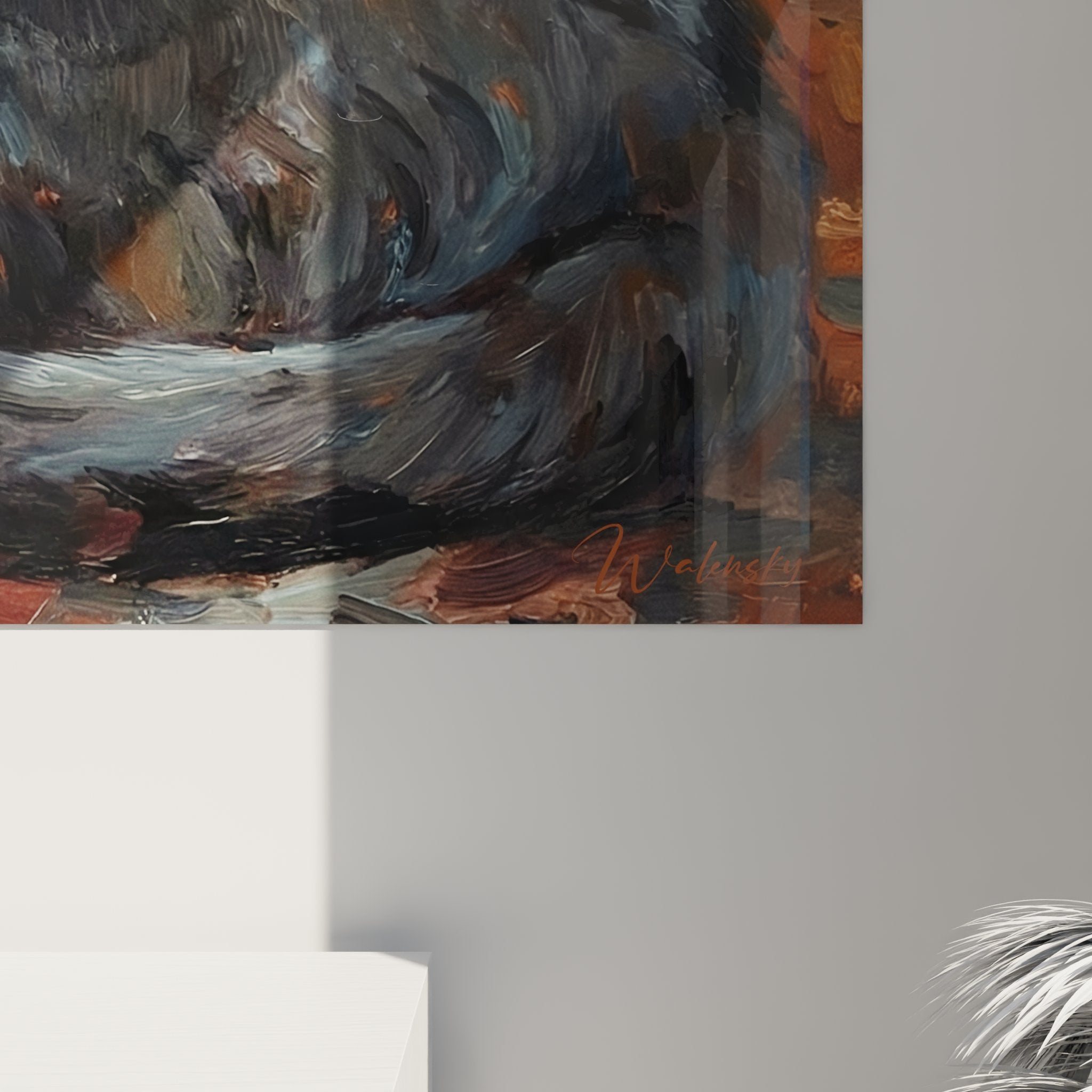 Vue ensemble tableau chat Chartreux coin feu sur mur blanc, format paysage decoration interieure style classique