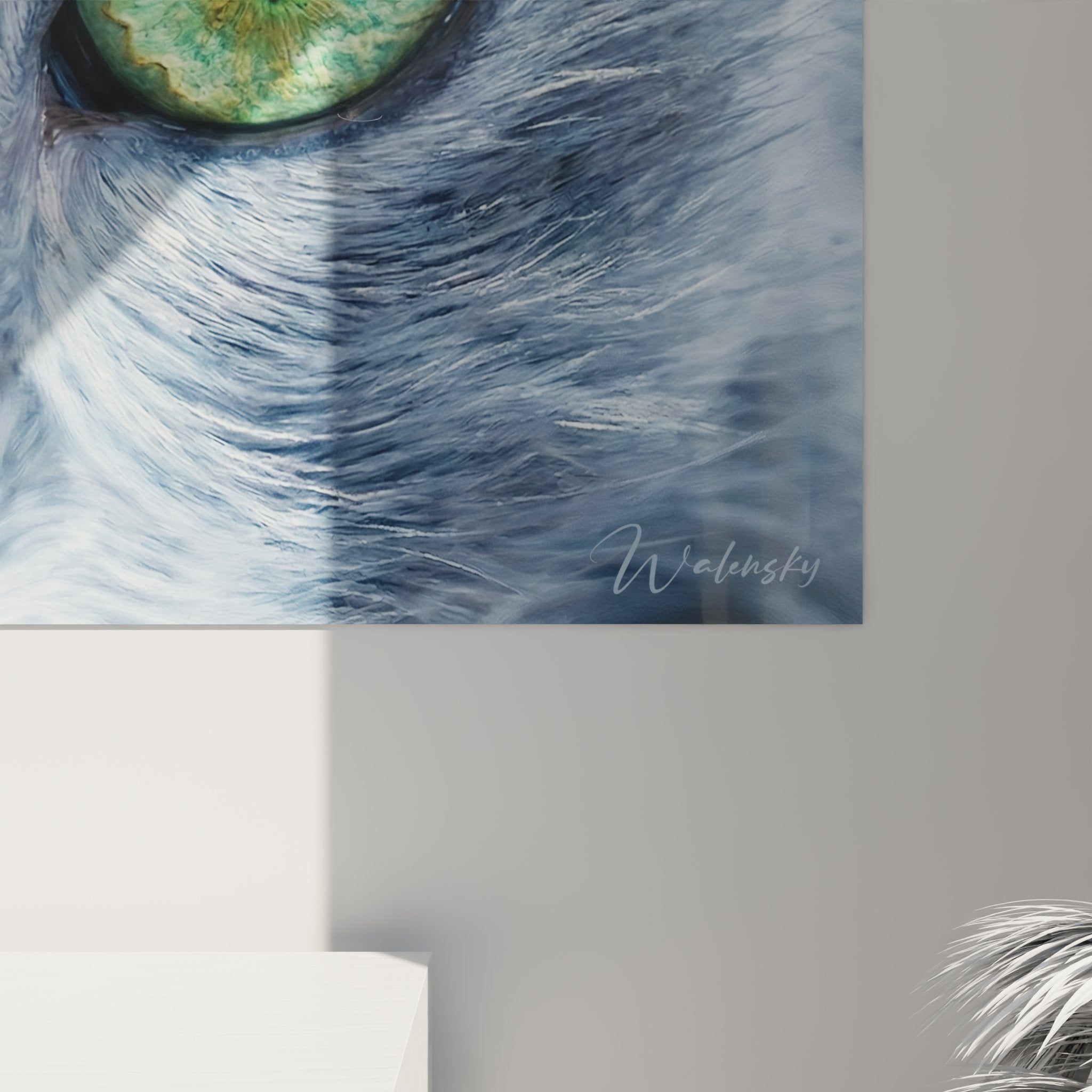 Vista generale quadro gatto Nebelung appeso alla parete salotto moderno decorazione arte felina contemporanea