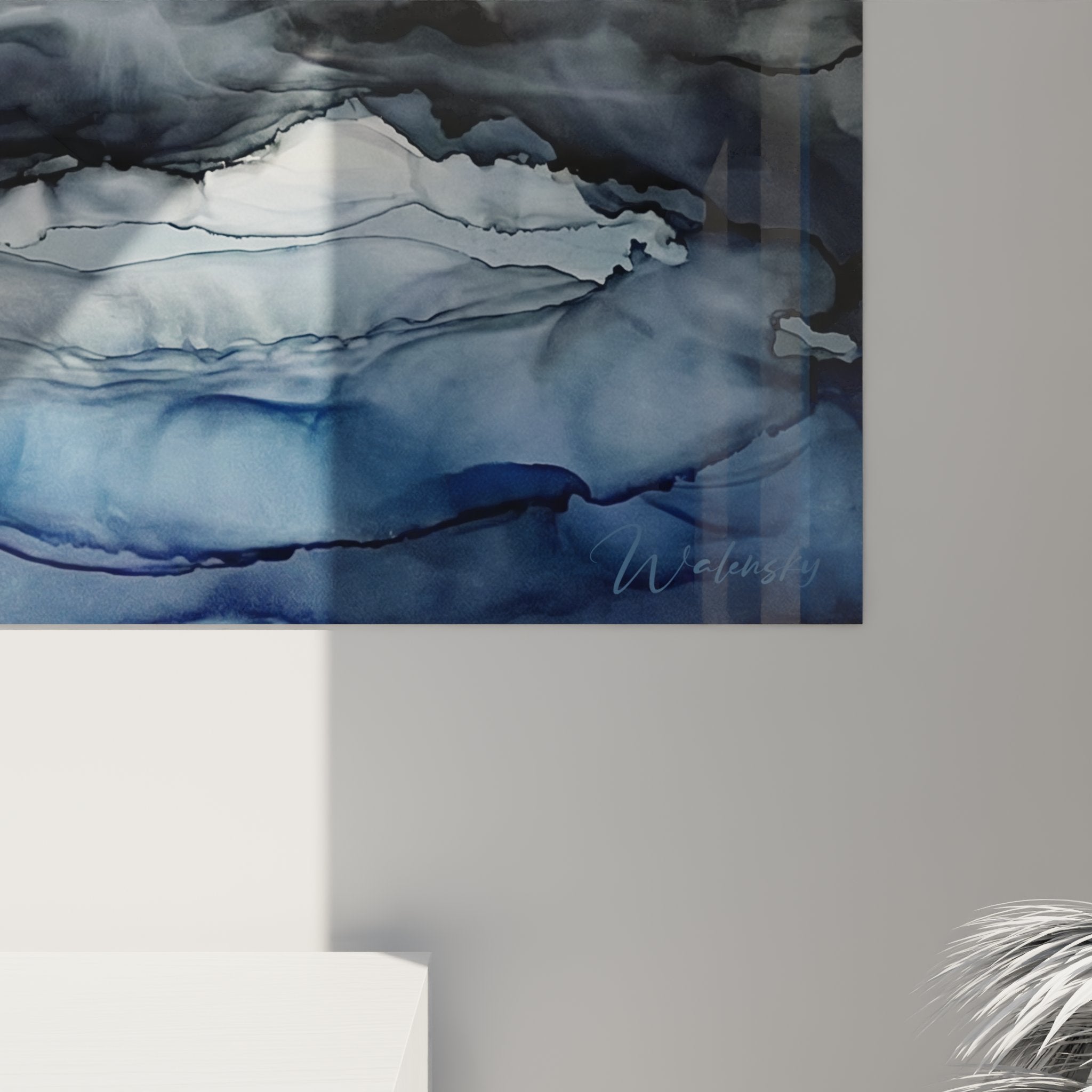 Vista complessiva quadro montagnoso astratto riflessi lago alpino tonalità blu decorazione murale moderna