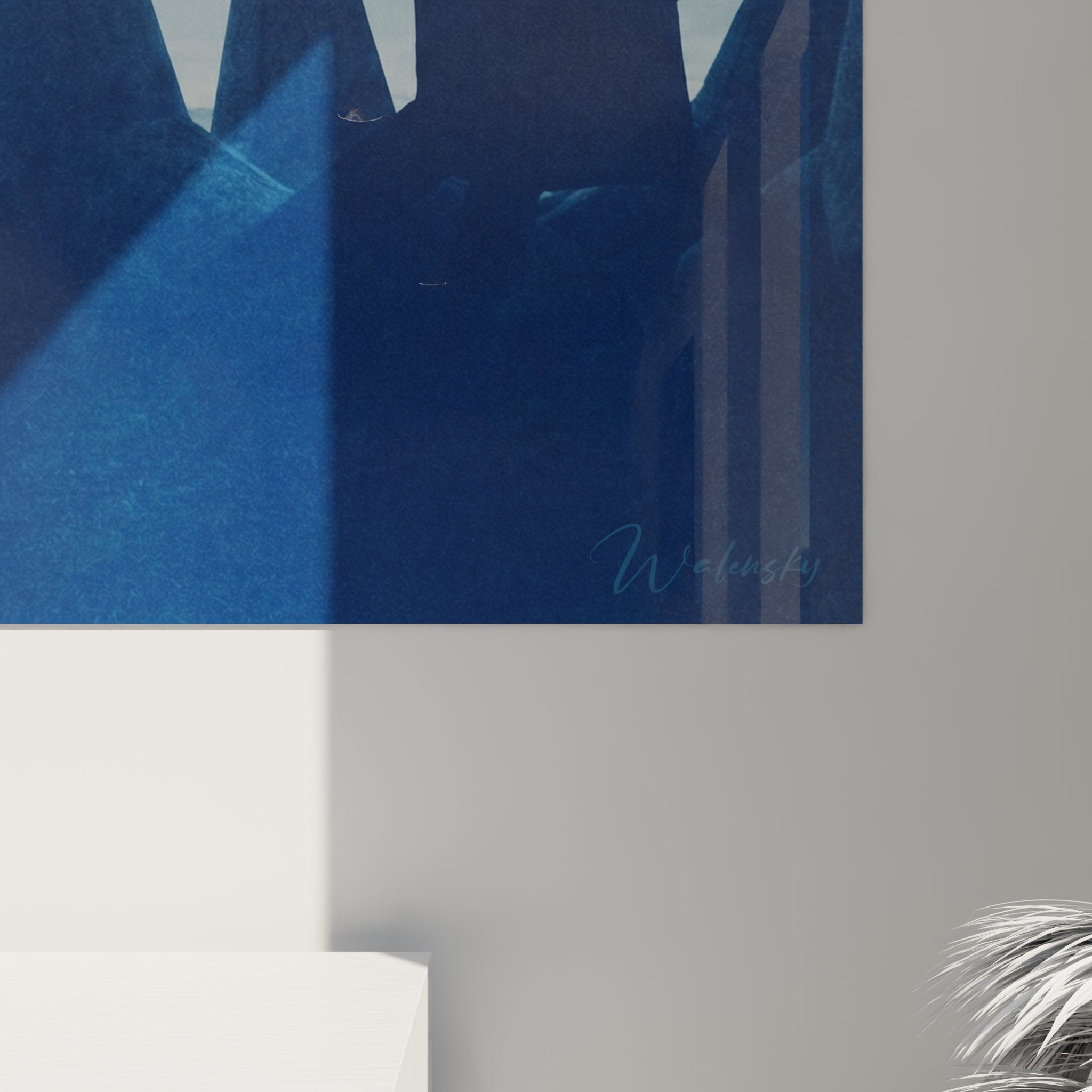 Vue ensemble tableau tetrapodes normandie salon decoration murale bleue art cotier contemporain ambiance