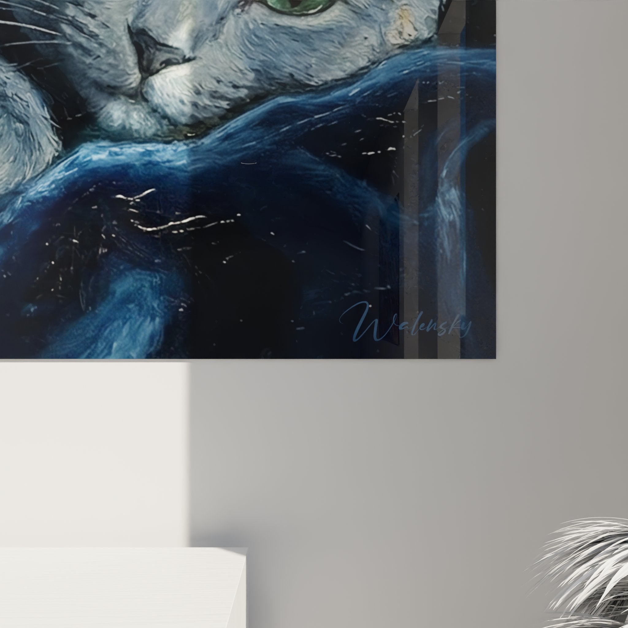 Vista d'insieme quadro murale gatto Russian Blue decorativo con riflessi dorati su fondo scuro elegante